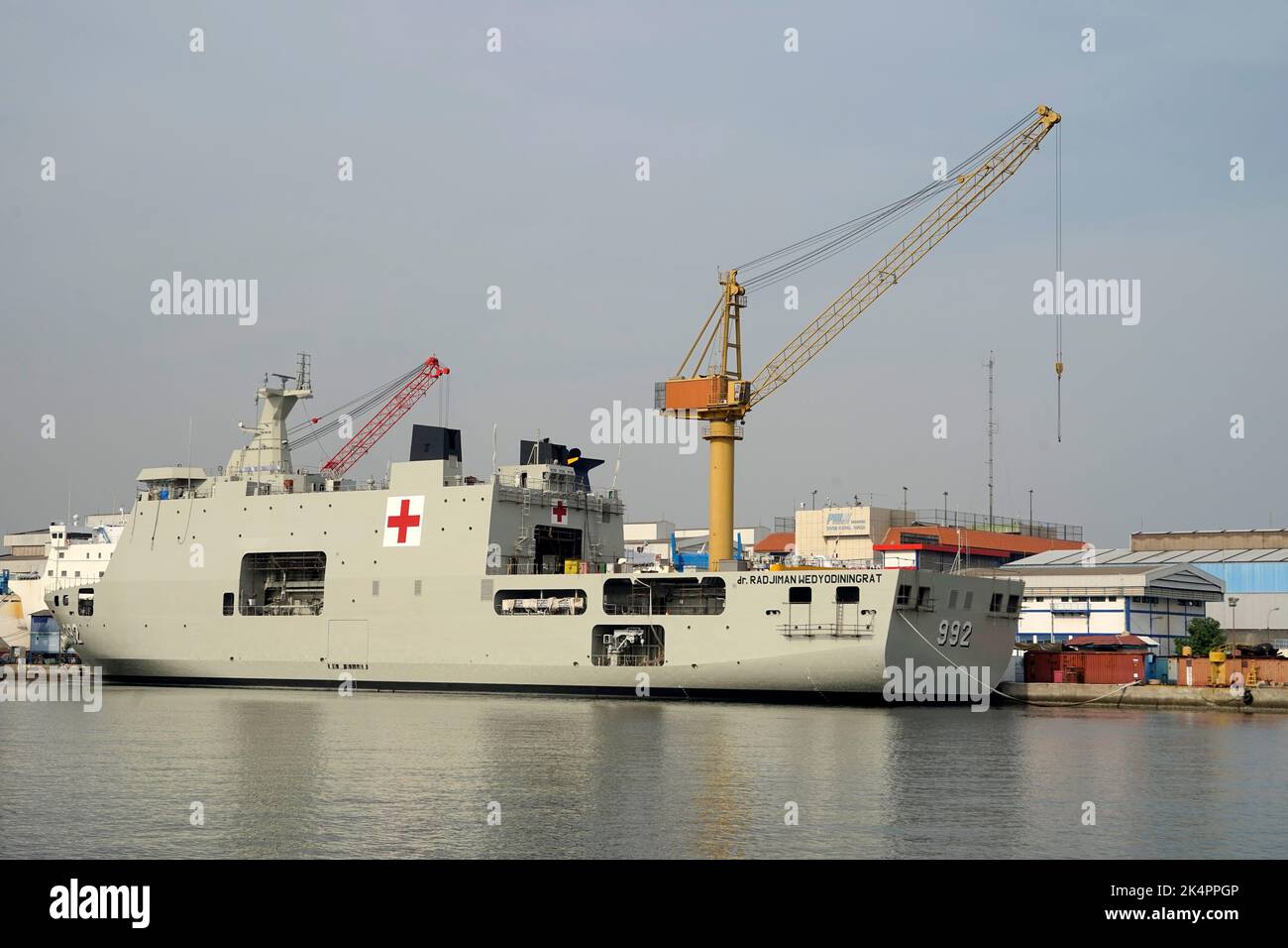 Am 2022. August dockte das indonesische Naval Hospital Ship 'Dr. Radjiman Wedyodiningrat' im PAL Surabaya, Indonesien an Stockfoto