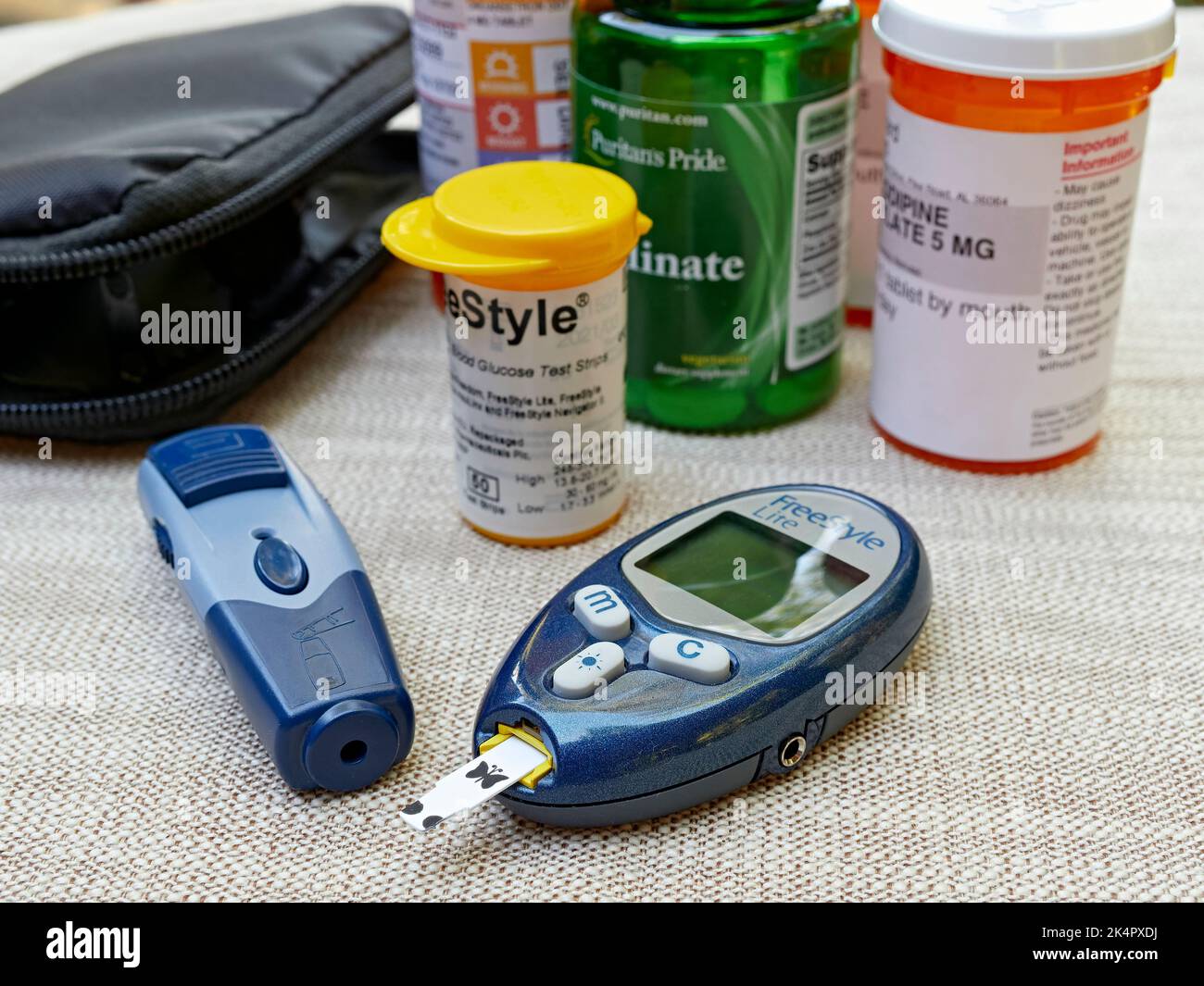 Blutzucker- oder Blutzucker-Testset einschließlich Testfahrten und Überwachungsgerät zur Erkennung von Diabetes. Stockfoto