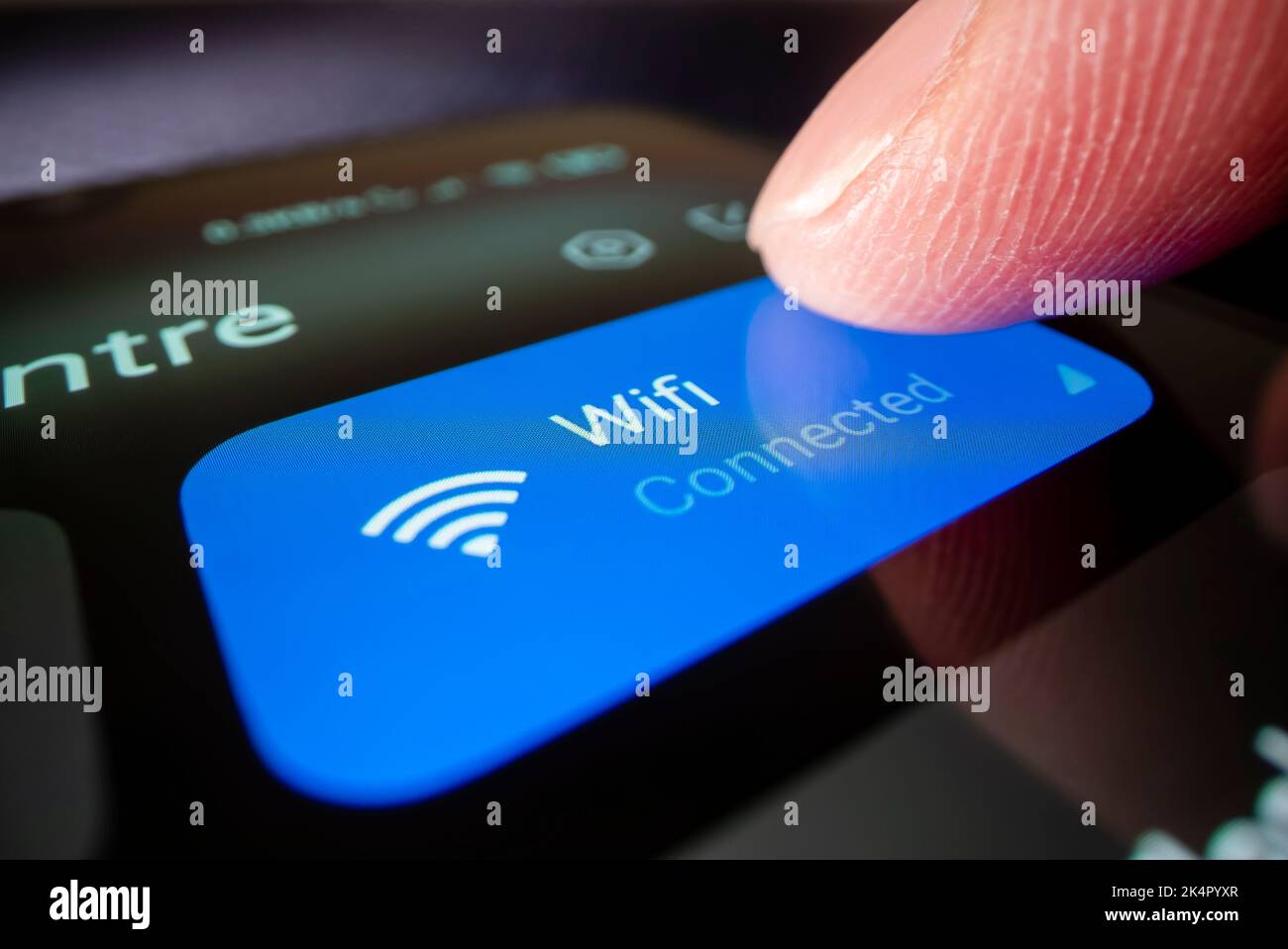Nahaufnahme eines Smartphones mit WiFi-Verbindung, aufgenommen mit Makroobjektiv Stockfoto