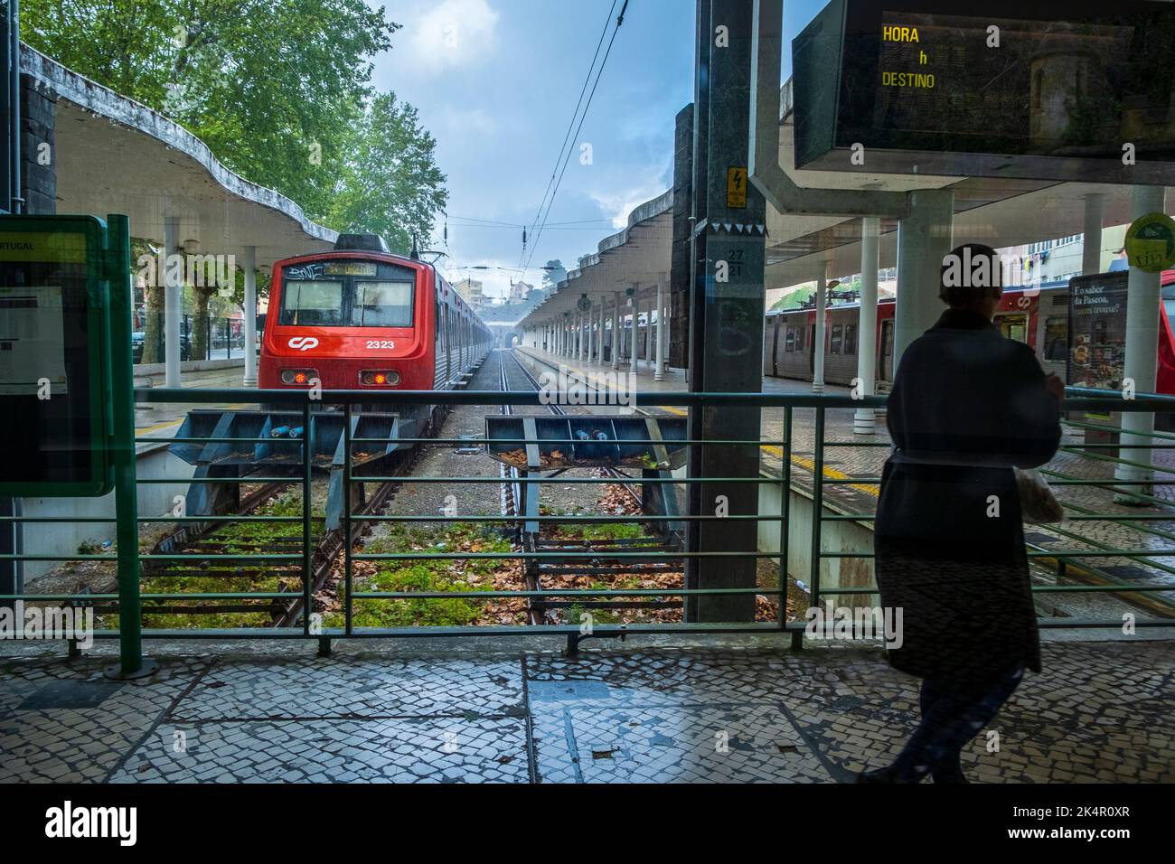 Pendlerzug an einem Bahnhof in Sintra, Portugal bei einem Frühlingsregen Stockfoto