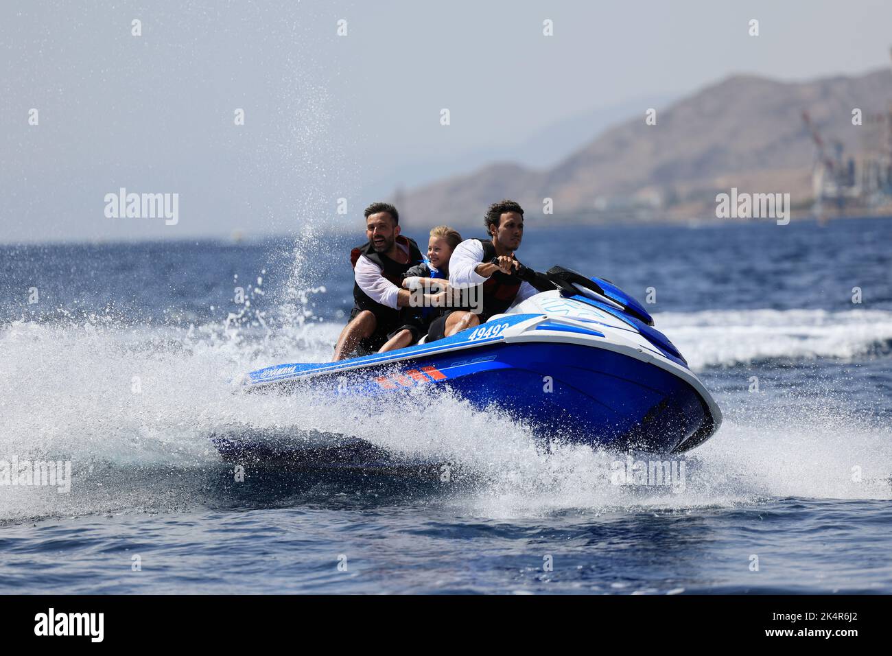 Eilat, Israel - 27. September 2022, Jet Ski im Sommerurlaub. Freizeit auf dem Wasser. Aktive Erholung an einem Sommertag. Jet Ski und Spritzwasser Stockfoto