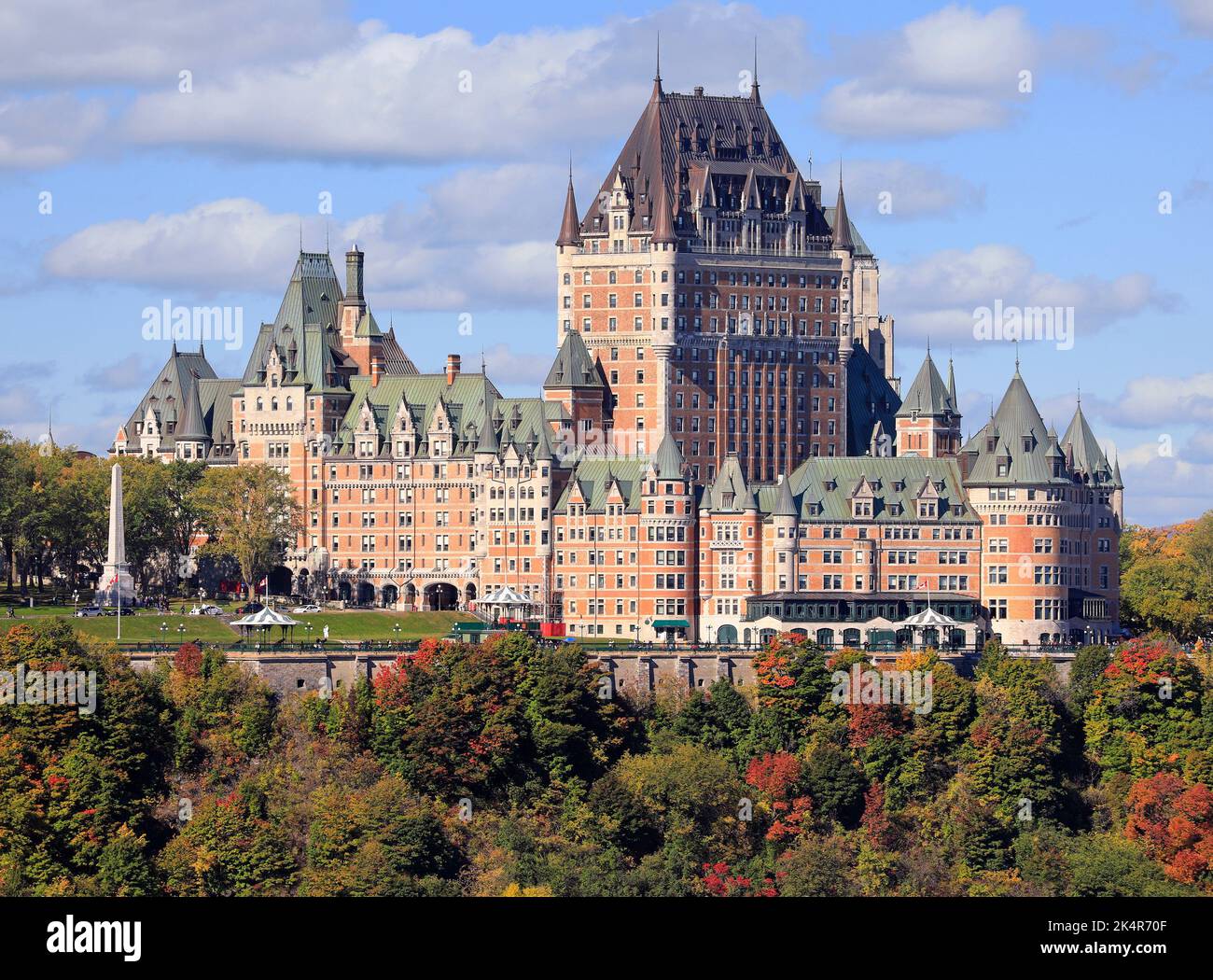 Chateau Frontenac, umgeben von bunten Herbstblättern, Kanada Stockfoto