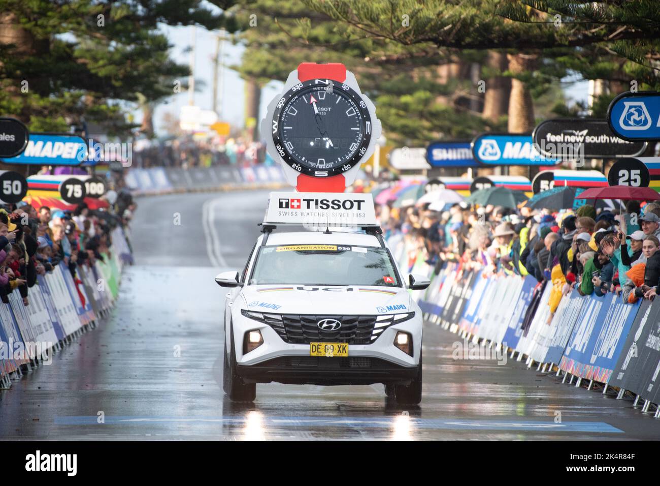 Der Tissot Lead Car und seine Fans sind die Zielgeraden für das Finale des Elite Women's Road Race, der UCI Road Cycling World Championships 2022. Stockfoto