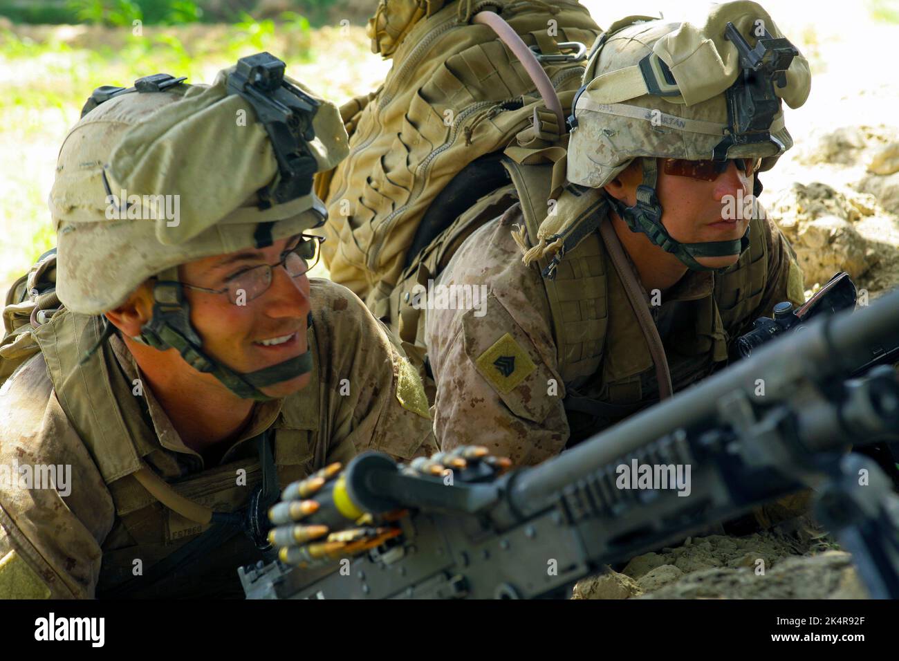 PROVINZ HELMAND, AFGHANISTAN - 27. Juli 2009 - US-Marineinfanteriekorps Lance CPL. Raymond Brabau, links, und Sgt. Jared Hansen mit Fox Company, Bataillon 2. Stockfoto