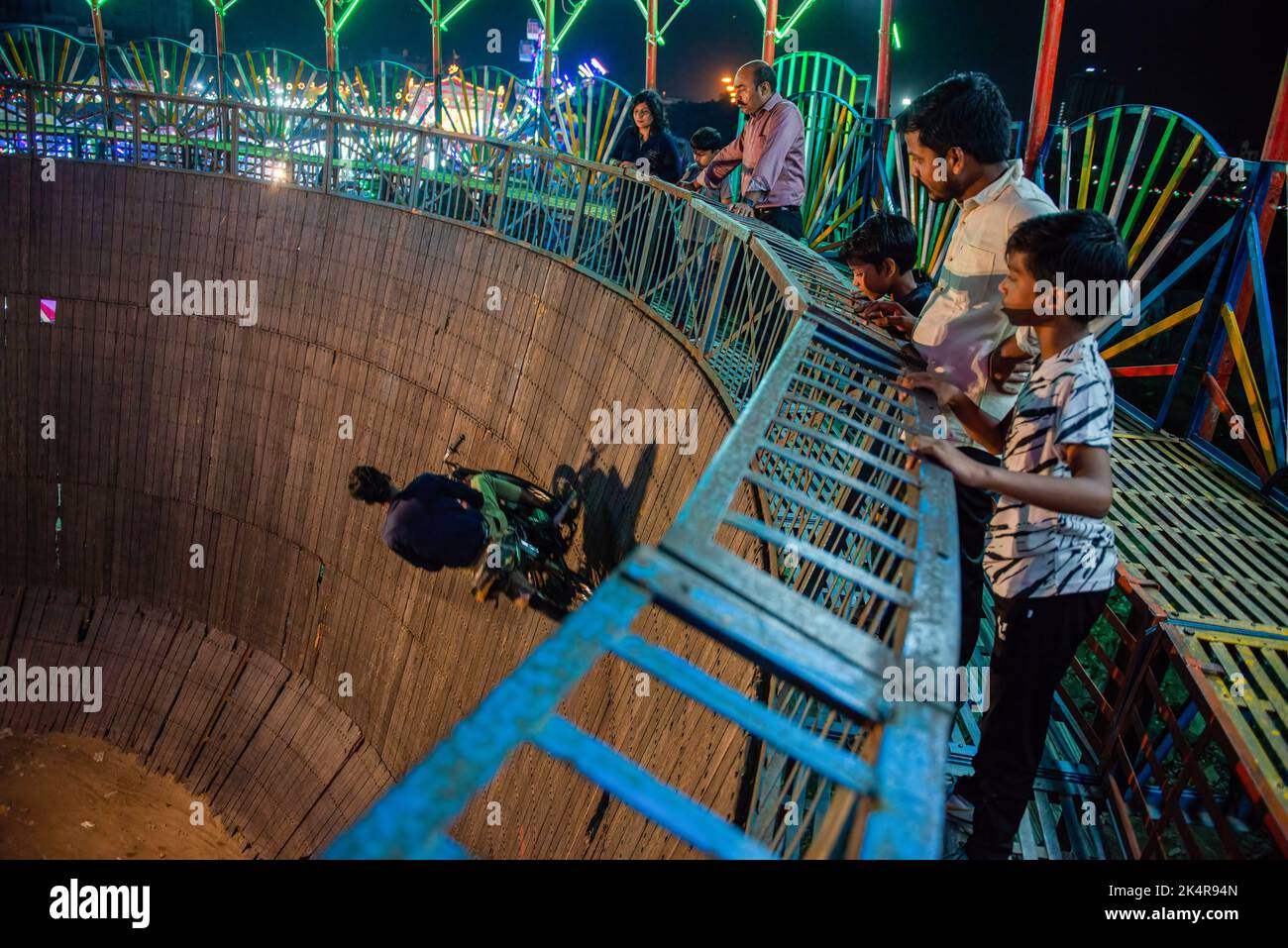 Ghaziabad, Indien. 03. Oktober 2022. Die Leute sahen gut, wie ein Biker während eines Ramlila-Ereignisses in Ghaziabad Stunts in Todesfällen aufführte. Ein zehntägiger Karneval während Ramlila ist eine dramatische Volksinszenierung des Lebens des Hindu-gottes Rama. Kredit: SOPA Images Limited/Alamy Live Nachrichten Stockfoto