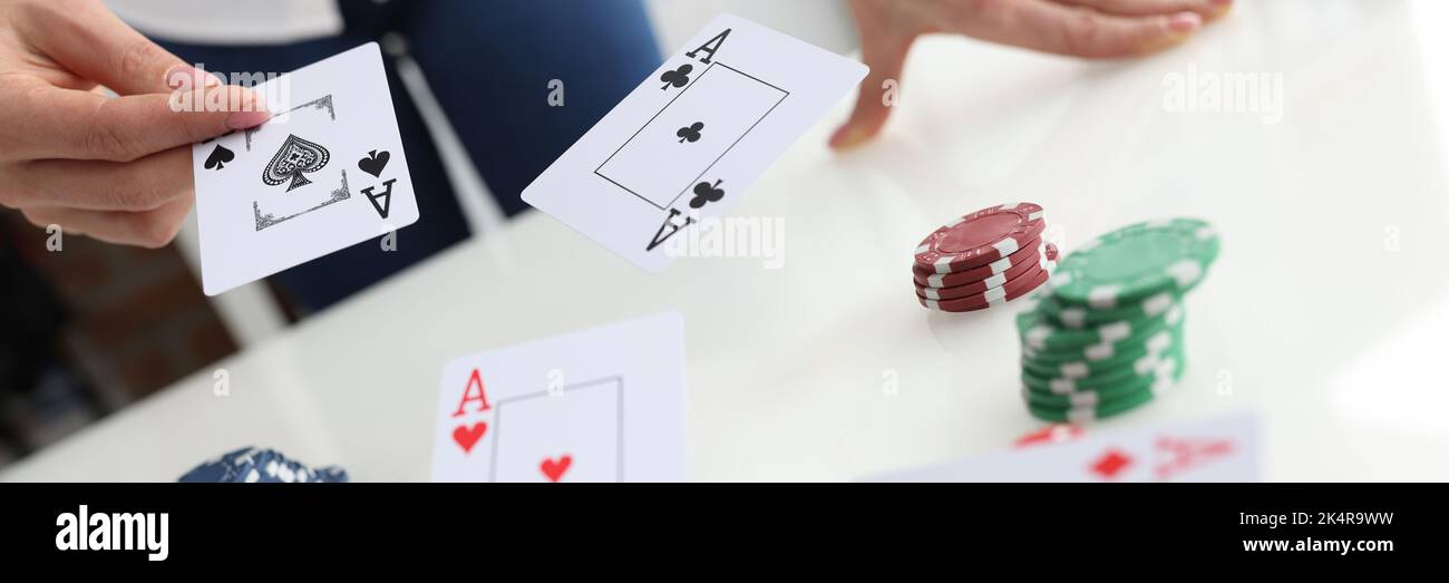 Spielmoment Croupier oder Spieler wirft die Karten auf den Tisch Stockfoto