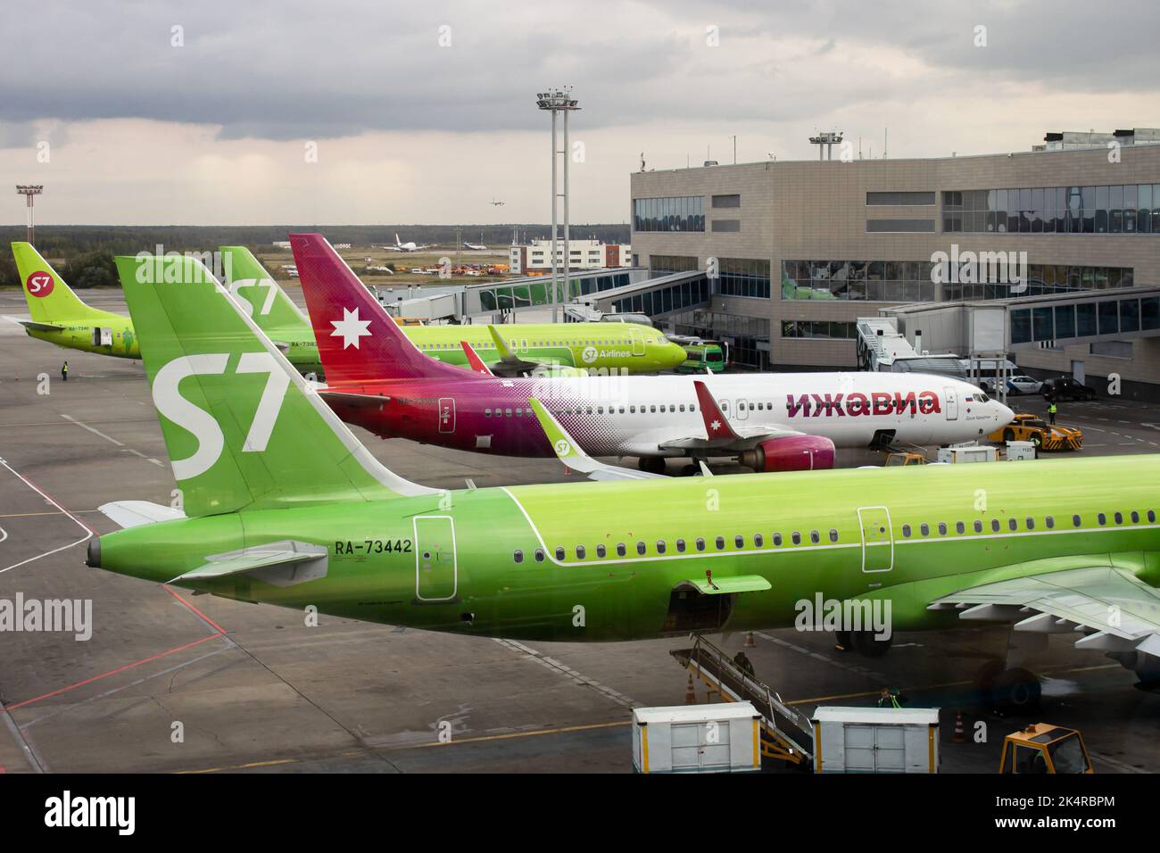 Auf dem Moskauer Flughafen Domodedovo wurden Flugzeuge verschiedener russischer Fluggesellschaften gesehen. Es wird geschätzt, dass mehr als 200,000 Russen das Land verlassen haben, seit Präsident Putin eine partielle militärische Mobilisierung nach einer Reihe von Rückschlägen im Krieg des Landes mit der Ukraine angekündigt hat. Einige Menschen verließen Russland mit dem Flugzeug, aber viele andere versuchten, die Grenze des Landes mit dem Auto oder zu Fuß zu überqueren. Stockfoto