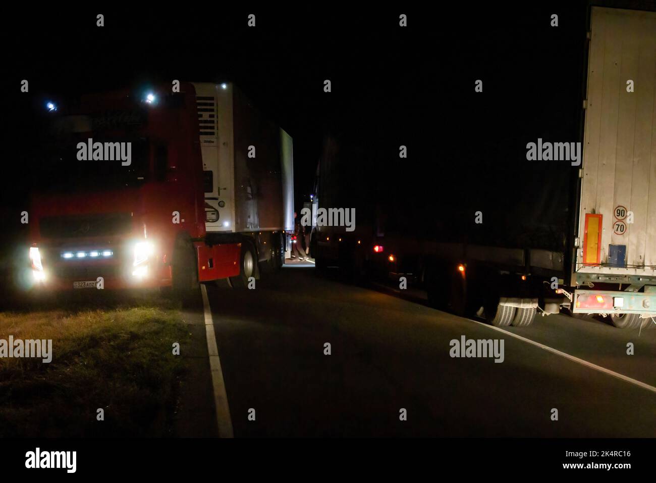 Ein LKW blockiert die Autobahn von der russischen Stadt Samara zur kasachischen Stadt Oral. Auf der Autobahn in der Nähe des Grenzübergangs bildete sich ein Stau, nachdem Putin eine teilweise militärische Mobilisierung in Russland nach einer Reihe von Rückschlägen im Krieg des Landes mit der Ukraine angekündigt hatte. Tagelang in ihren Autos festgefahren, blockierten Lkw-Fahrer den Durchgang für leichte Fahrzeuge, die versuchten, die Grenze um die Schlange herum zu überqueren. Einige Menschen ließen ihre Autos stehen und liefen etwa 15-20 Kilometer bis zum Grenzübergang. Es wird geschätzt, dass mehr als 200,000 Russen Stockfoto