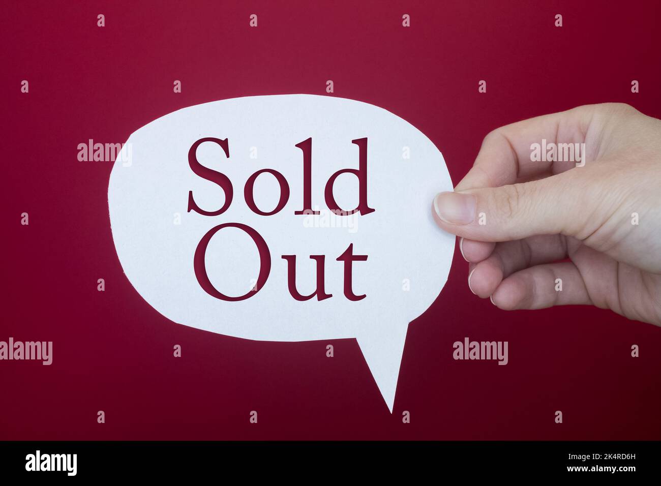 Sprechblase vor farbigem Hintergrund mit ausverkauftem Text. Stockfoto