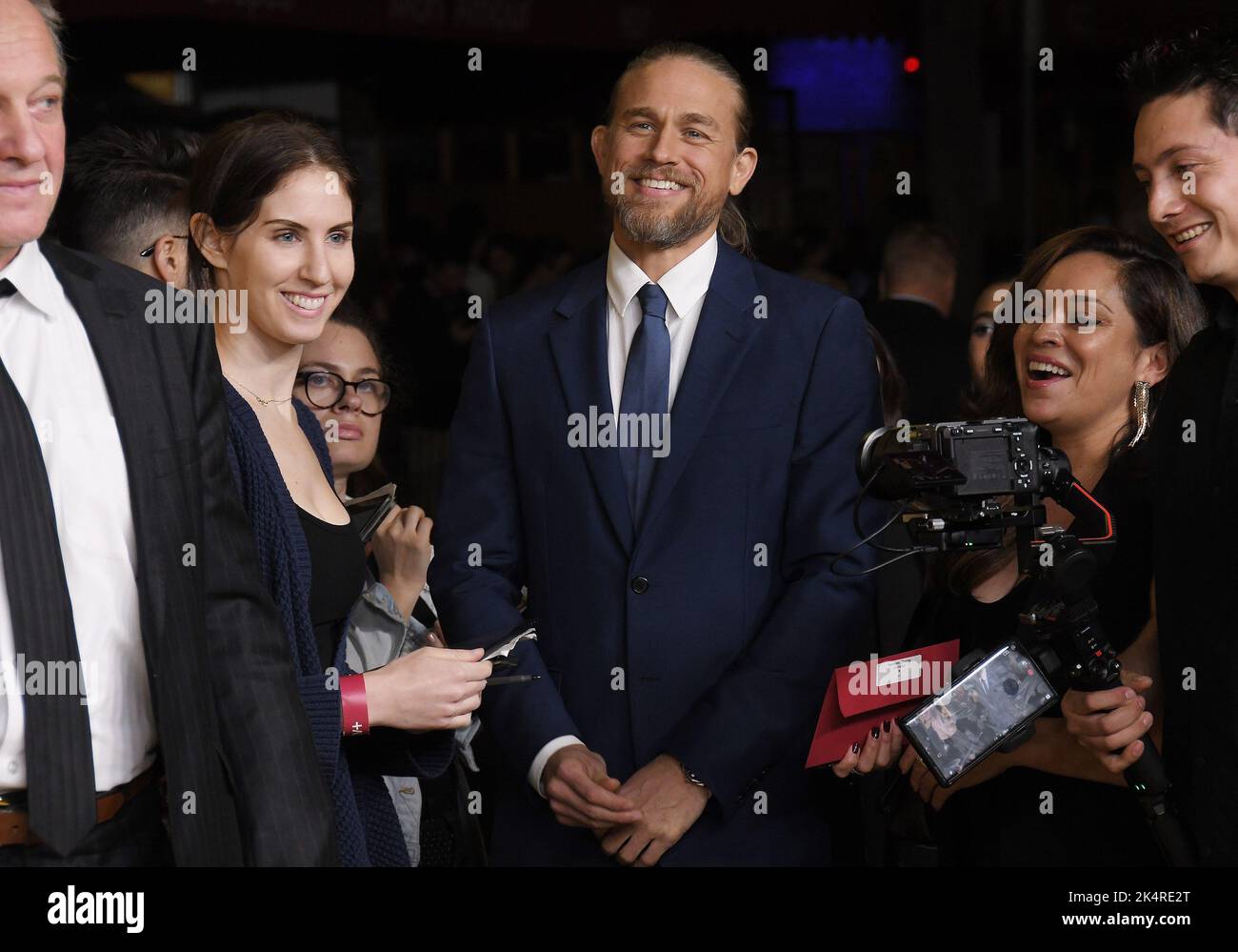 Los Angeles, USA. 03. Oktober 2022. Charlie Hunnam kommt bei der SHANTARAM-Premiere der Apple TV Original Series am Montag, dem 3. Oktober 2022, im Regency Bruin Theatre in Westwood, CA, an. (Foto: Sthanlee B. Mirador/Sipa USA) Quelle: SIPA USA/Alamy Live News Stockfoto