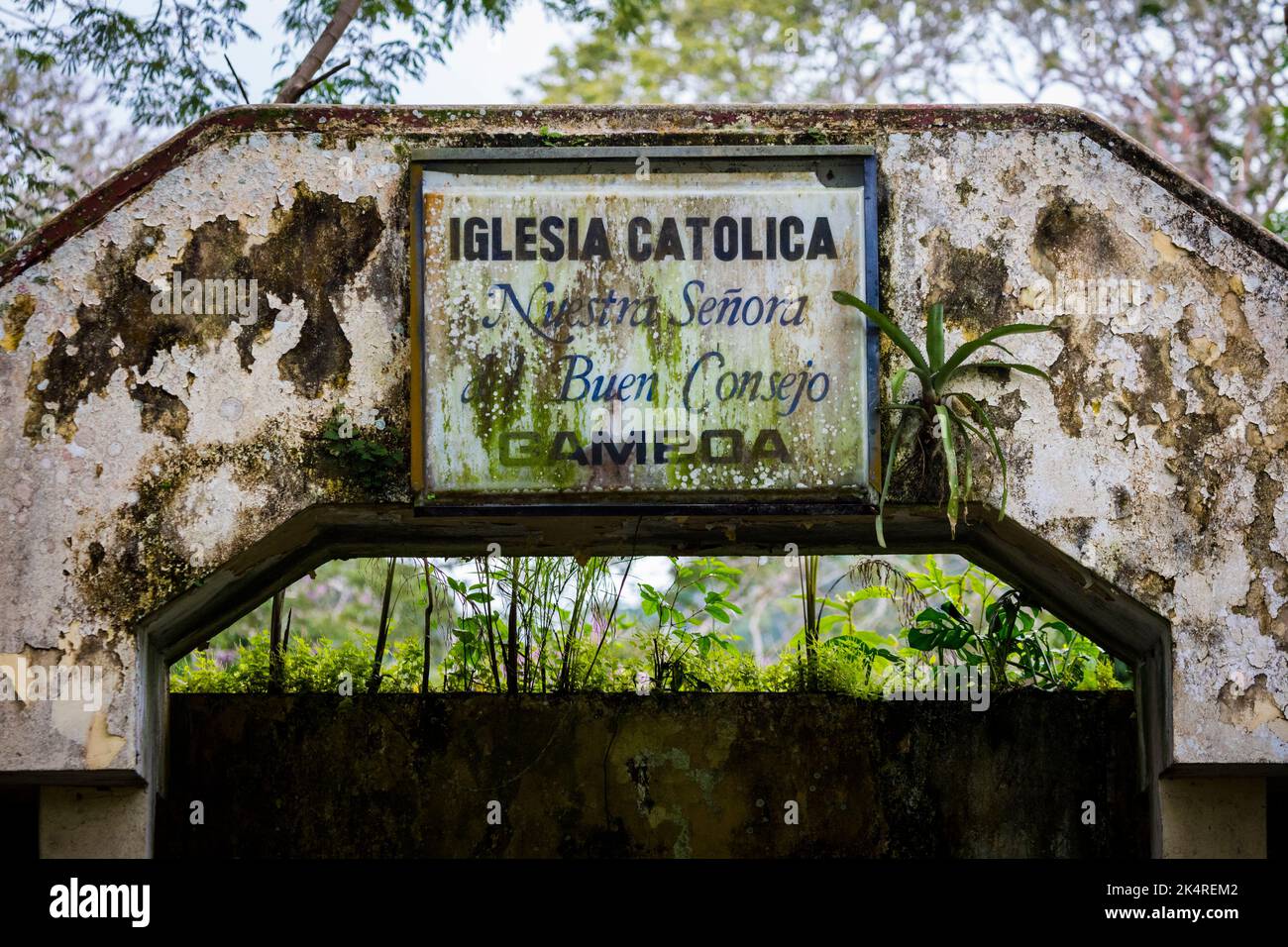 Die alte überwuchert und zerstörte katholische Kirche in der Stadt Gamboa, Provinz Colon, Republik Panama, Mittelamerika. Stockfoto