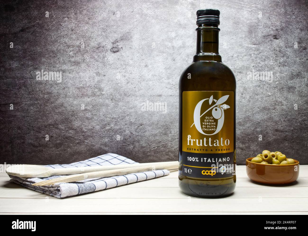 Italienisches Coop Fruttato (estratto a freddo - Kaltextraktion) Extra natives Olivenöl. Stockfoto