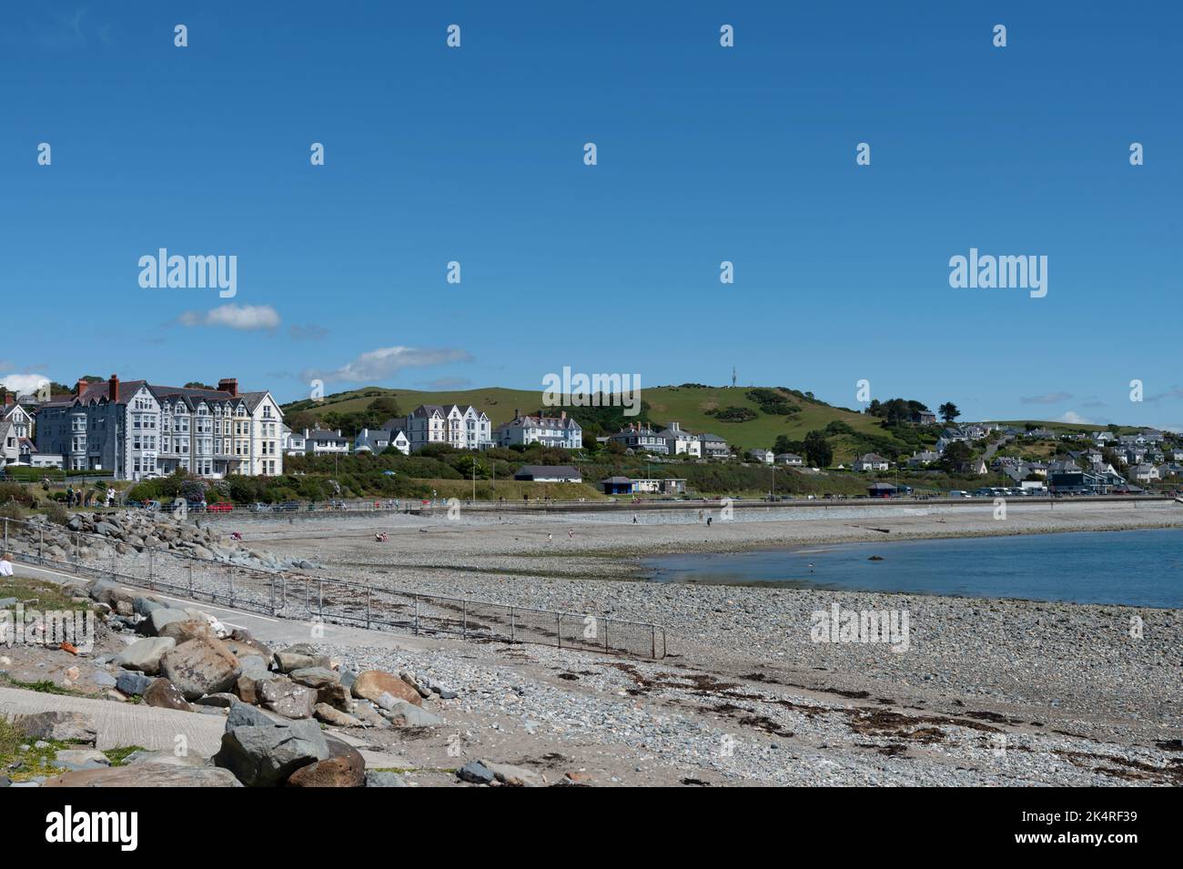 Criccieth, Großbritannien, 13. Juli 2022: Die Küste und der Strand im Dorf Criccieth in Nordwales. Stockfoto