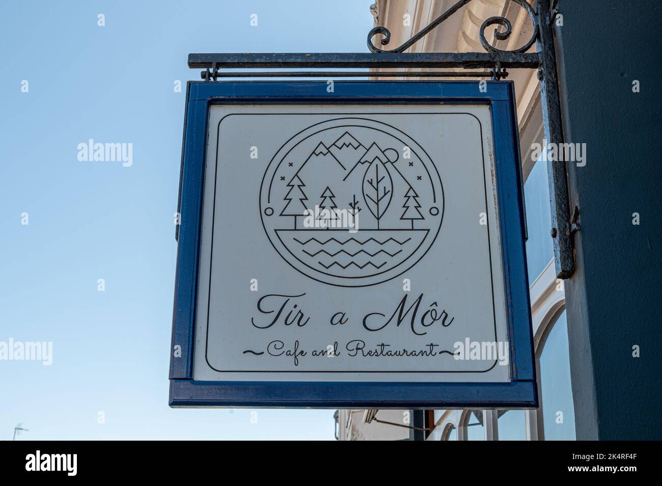 Criccieth, Großbritannien, 13. Juli 2022: The Sign Tir a Mor Cafe and Restaurant im Dorf Criccieth in Nordwales. Stockfoto