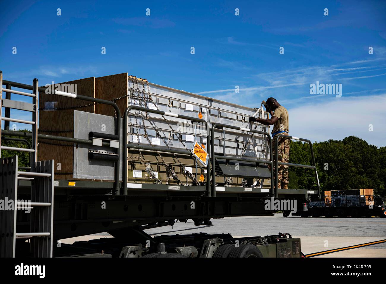September 14, 2022 - Dover Air Force Base, Delaware, USA - Ein Team Dover Airman lädt während einer Sicherheitsmission auf der Dover Air Force Base, Delaware, Septembert, Waffenfracht auf einen C-17 Globemaster III. 14, 2022. Das Verteidigungsministerium arbeitet mit der Industrie zusammen, um die Produktion bestimmter Fähigkeiten zu erhöhen, um weiterhin den Bedürfnissen der ukrainischen Streitkräfte gerecht zu werden, während gleichzeitig sichergestellt wird, dass die USA bereit sind, sich selbst, unsere Partner und Verbündeten zu verteidigen. Quelle: U.S. Air Force/ZUMA Press Wire Service/ZUMAPRESS.com/Alamy Live News Stockfoto