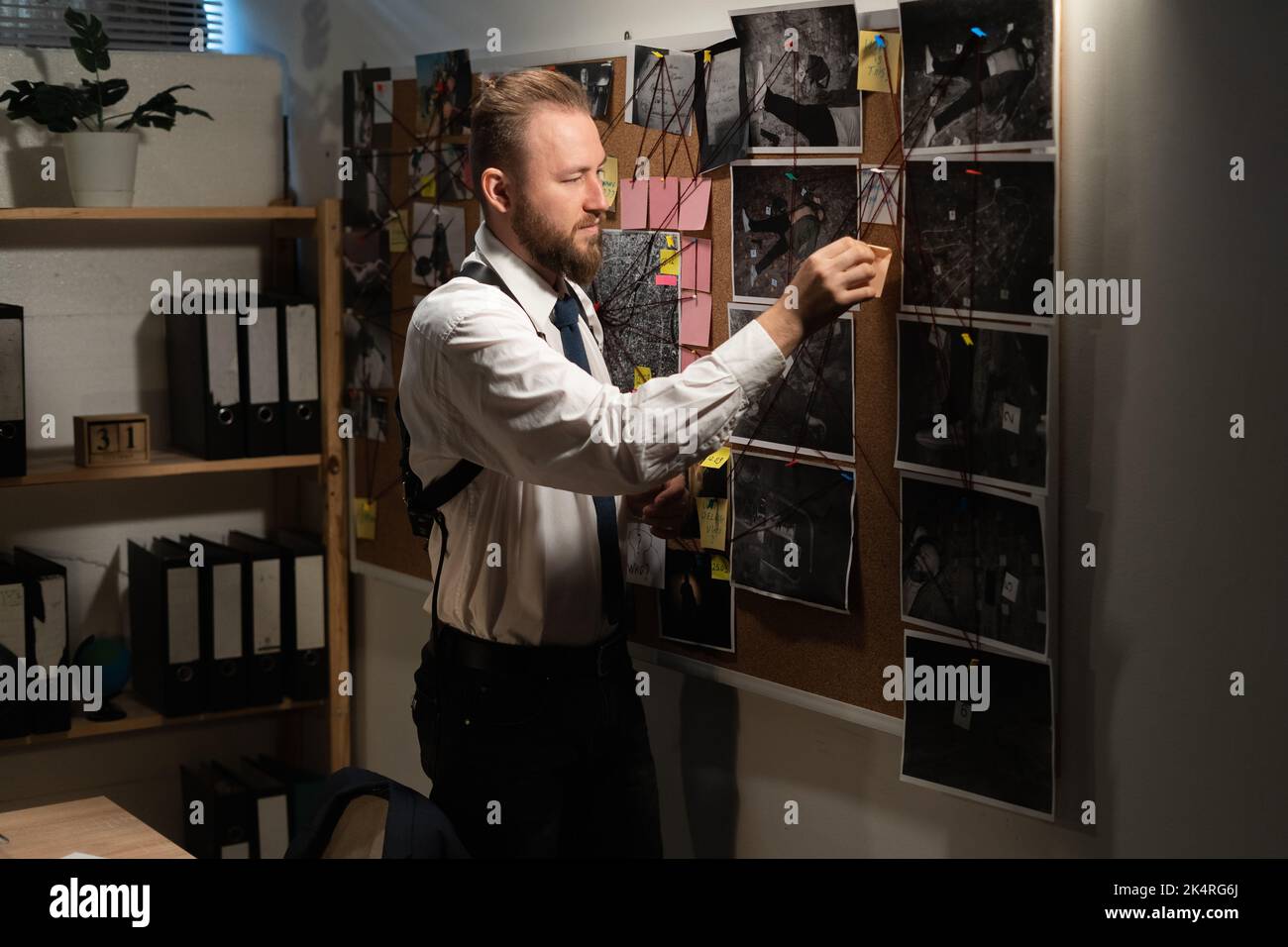Detective Blick auf Evidence Board im Büro, Anhaltspunkte und Blaupausen auf Schlamm Bord des Ermittler, private Detektivagentur Stockfoto
