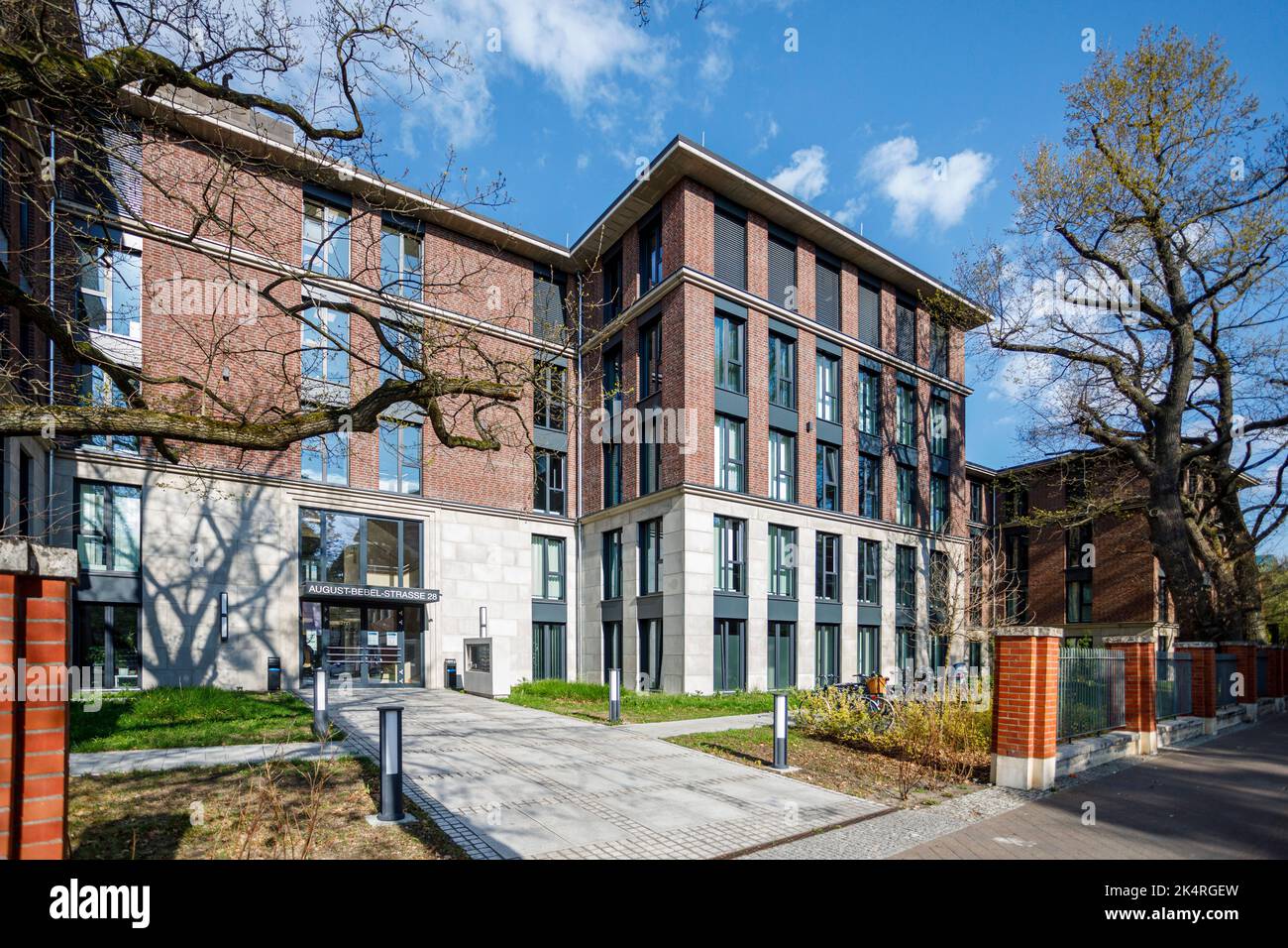 Bürogebäude August-Bebel-Straße 28, mit Studio Babelsberg Motion Pictures, Medienboard Berlin-Brandenburg GmbH, snt-regiocom Stockfoto