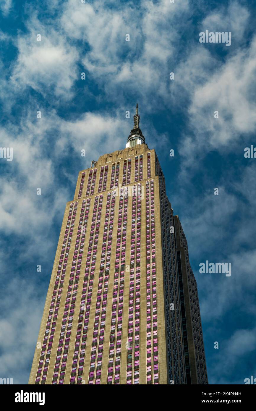 Niedrigen Winkel Blick auf das Empire State Building, Manhattan, New York, USA Stockfoto