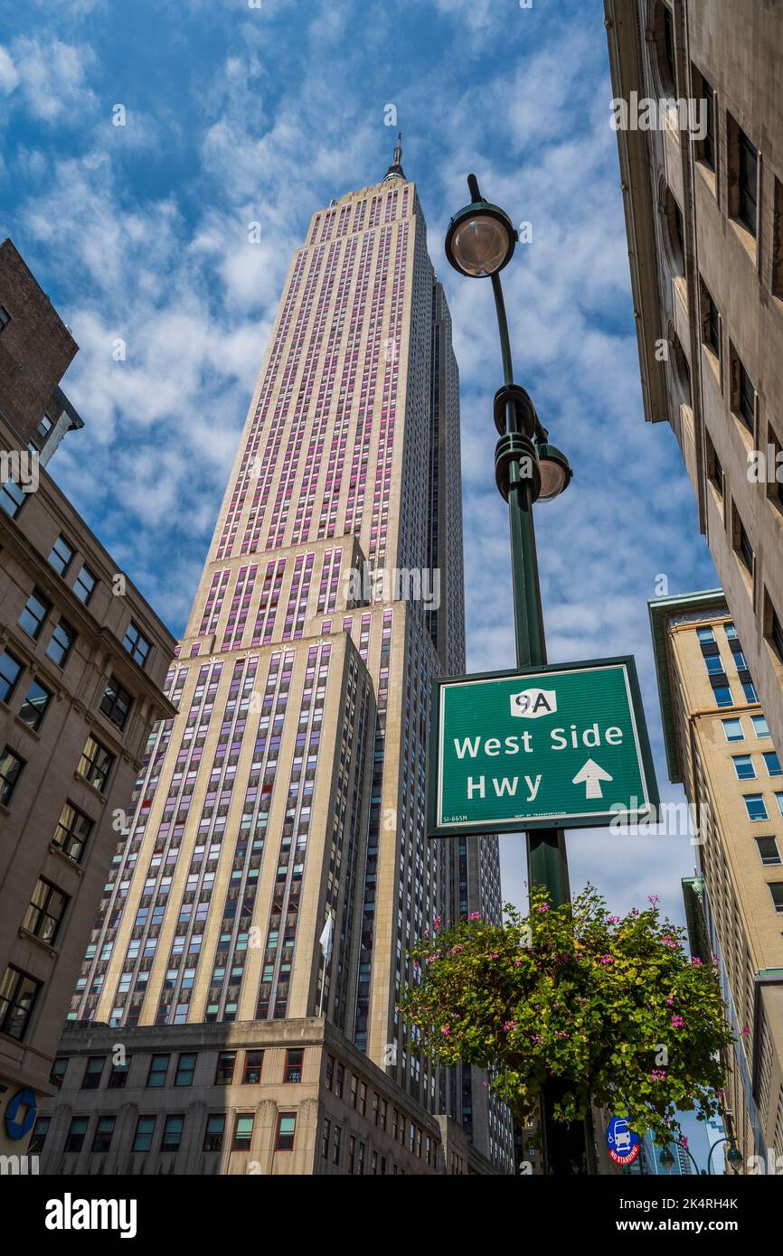 Niedrigen Winkel Blick auf das Empire State Building, Manhattan, New York, USA Stockfoto