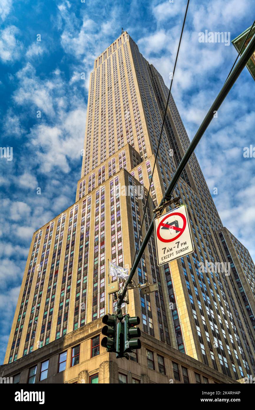 Niedrigen Winkel Blick auf das Empire State Building, Manhattan, New York, USA Stockfoto