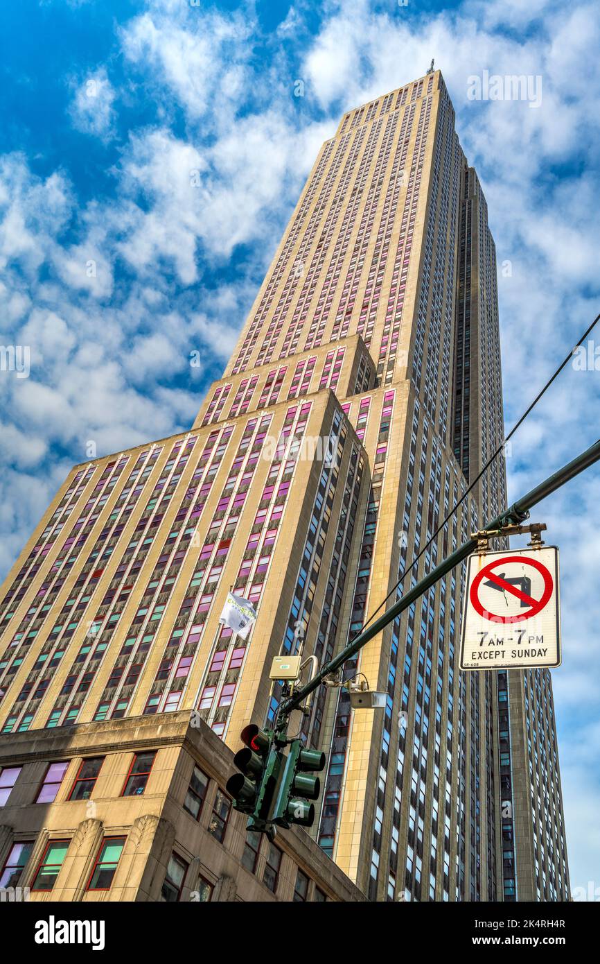 Niedrigen Winkel Blick auf das Empire State Building, Manhattan, New York, USA Stockfoto