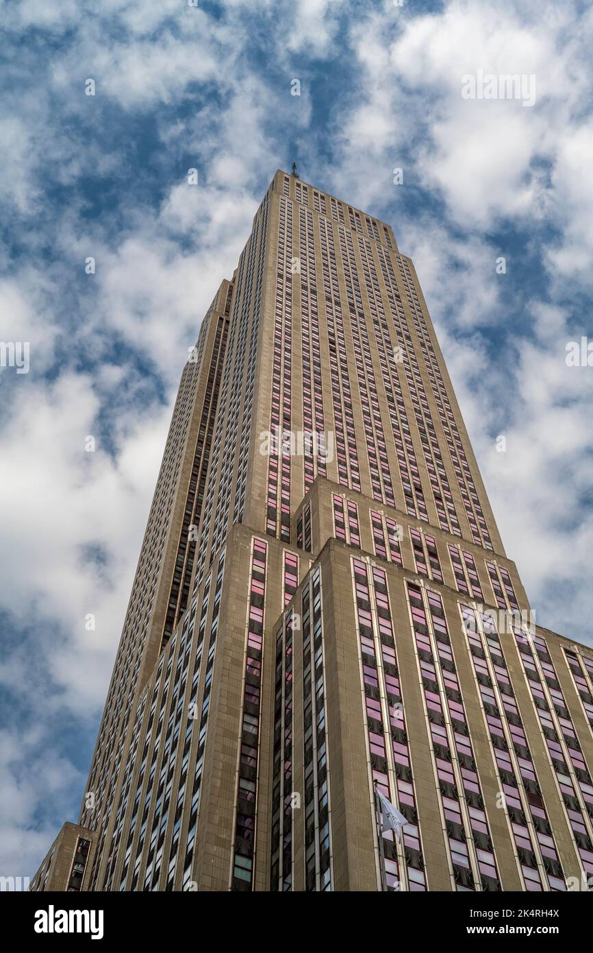 Niedrigen Winkel Blick auf das Empire State Building, Manhattan, New York, USA Stockfoto