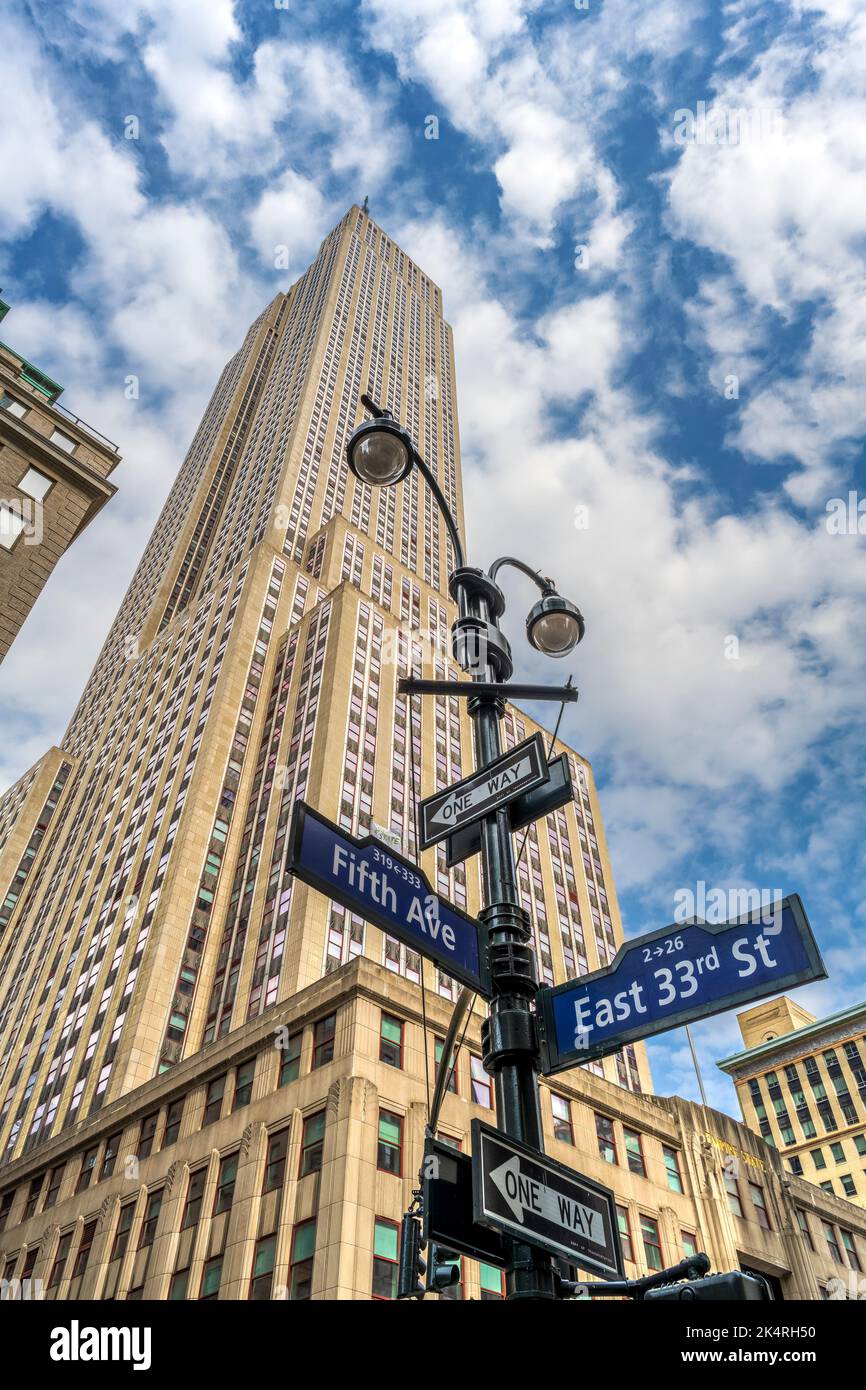 Niedrigen Winkel Blick auf das Empire State Building, Manhattan, New York, USA Stockfoto