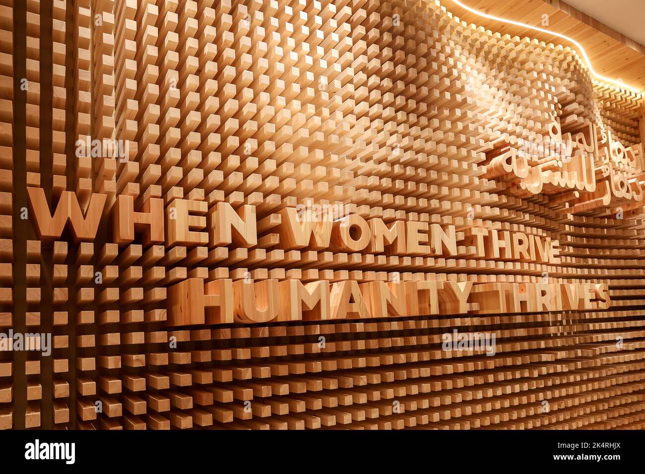 Dubai, VAE - 30. November 2021: Ausstellung EXPO 2020. Ungewöhnliche architektonische Kunstobjekte, Pavillons und Exponate Stockfoto