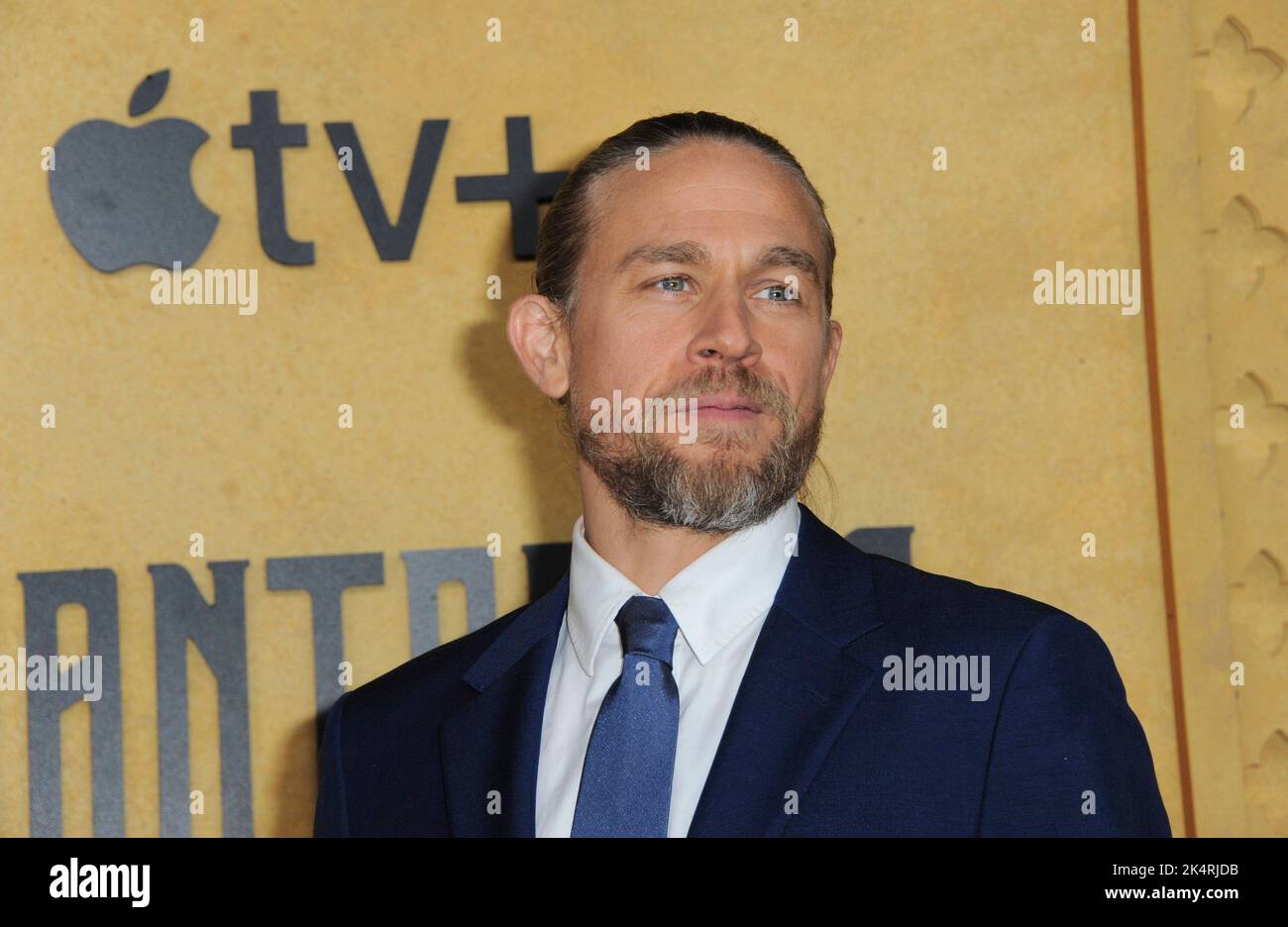 Los Angeles, Kalifornien. 3. Oktober 2022. Charlie Hunnam bei der Ankunft zur Premiere der SHANTARAM-Serie auf Apple TV , Regency Bruin Theater, Los Angeles, CA 3. Oktober 2022. Kredit: Elizabeth Goodenough/Everett Collection/Alamy Live Nachrichten Stockfoto