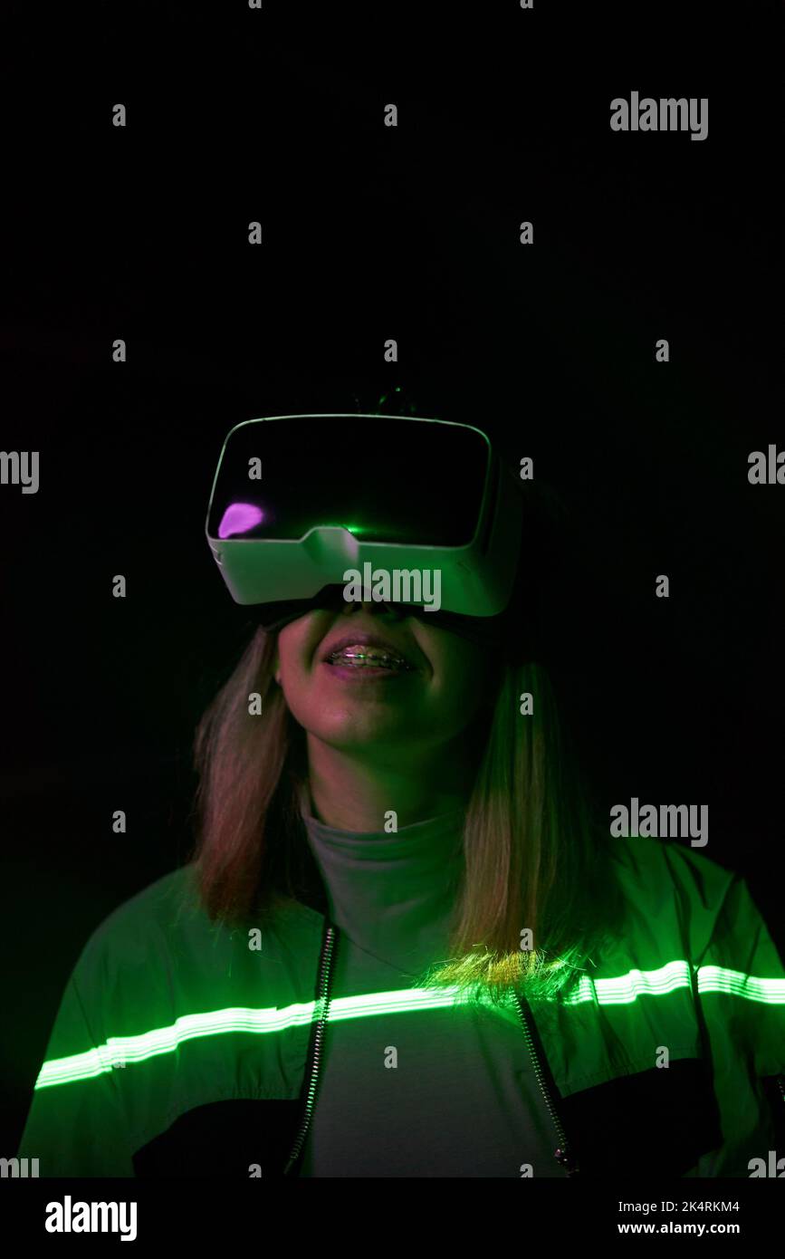 Frau nutzt Virtual-Reality-Headsets, um im Metaverse darauf zuzugreifen. Konzept der virtuellen, erweiterten und erweiterten Realität, Zukunftstechnologie, künstliches intel Stockfoto