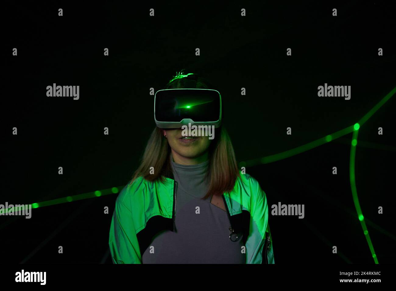 Frau nutzt Virtual-Reality-Headsets, um im Metaverse darauf zuzugreifen. Konzept der virtuellen, erweiterten und erweiterten Realität, Zukunftstechnologie, künstliches intel Stockfoto