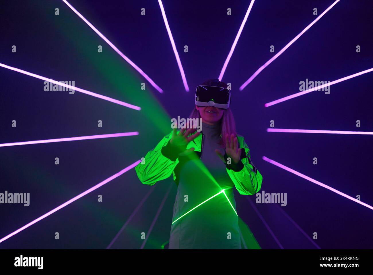 Frau nutzt Virtual-Reality-Headsets, um im Metaverse darauf zuzugreifen. Konzept der virtuellen, erweiterten und erweiterten Realität, Zukunftstechnologie, künstliches intel Stockfoto