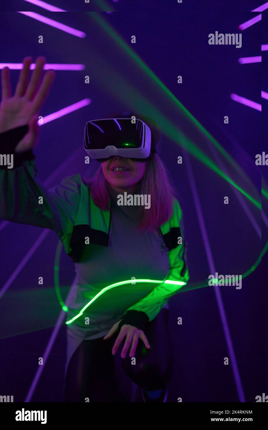 Frau nutzt Virtual-Reality-Headsets, um im Metaverse darauf zuzugreifen. Konzept der virtuellen, erweiterten und erweiterten Realität, Zukunftstechnologie, künstliches intel Stockfoto