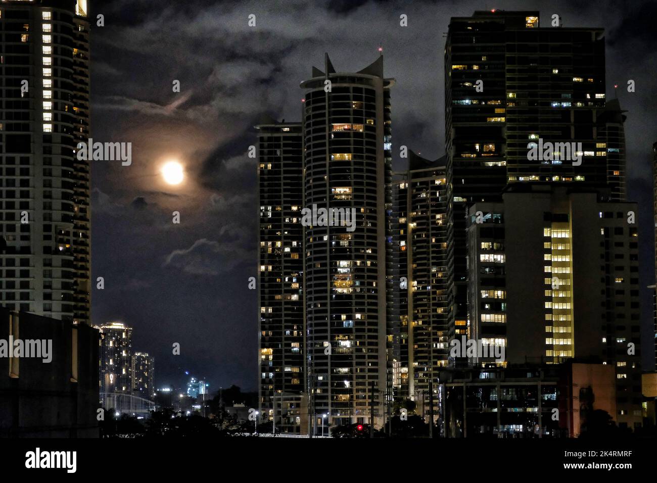 Manila, Philippinen - 2022. September: Blick auf Manila Wolkenkratzer in der Nacht am 12. September 2022 auf Luzon Island, Philippinen. Stockfoto