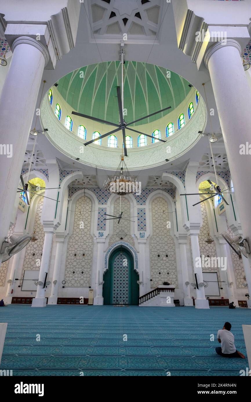 Kuantan, Malaysia - 2022. September: Blick auf die Pahang State Mosque, offiziell bekannt als Masjid Sultan Ahmad Shah 1 am 24. September 2022 in Kuantan. Stockfoto