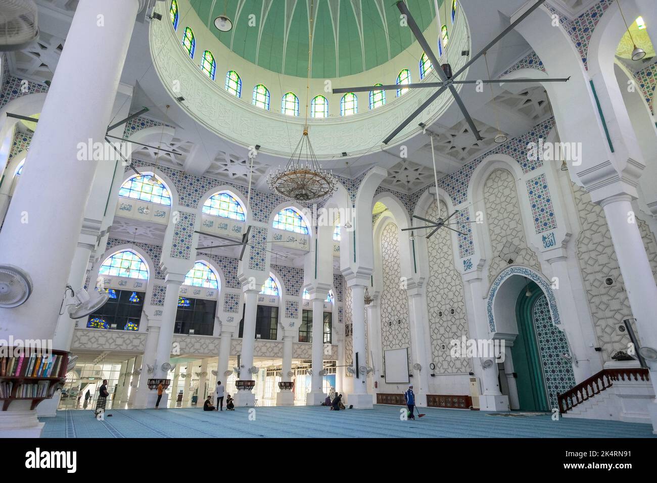 Kuantan, Malaysia - 2022. September: Blick auf die Pahang State Mosque, offiziell bekannt als Masjid Sultan Ahmad Shah 1 am 24. September 2022 in Kuantan. Stockfoto