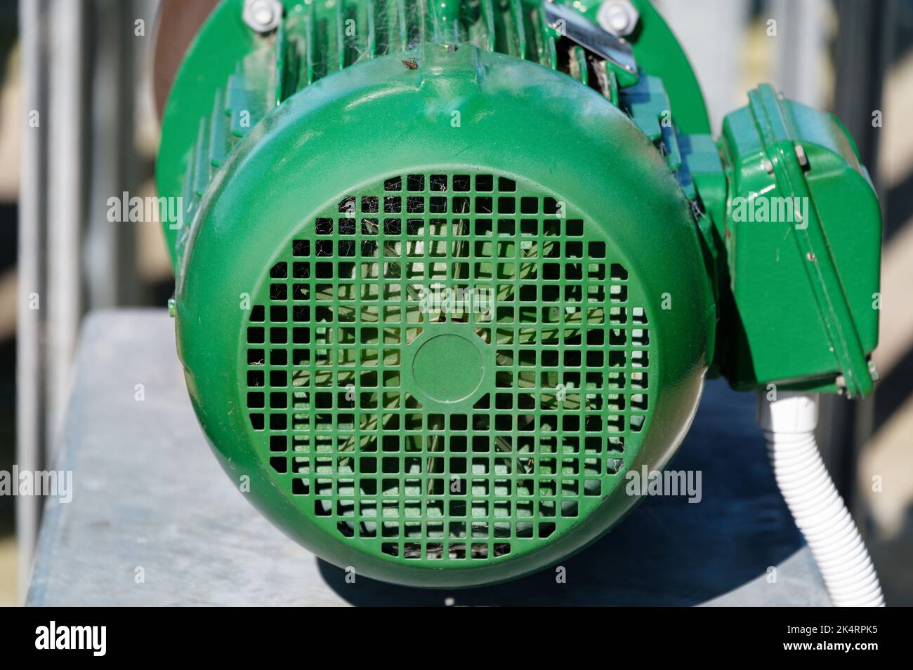 Ein großes Stück Pumpausrüstung, es sieht aus wie der Motor. Stockfoto