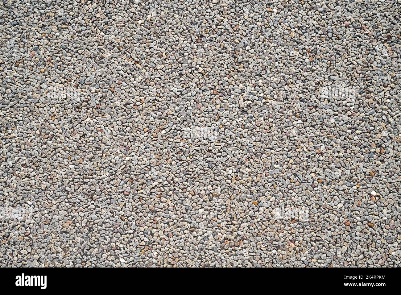 Muster aus Kies auf der Straße, Hintergrund graue Steinkiesel Stockfoto