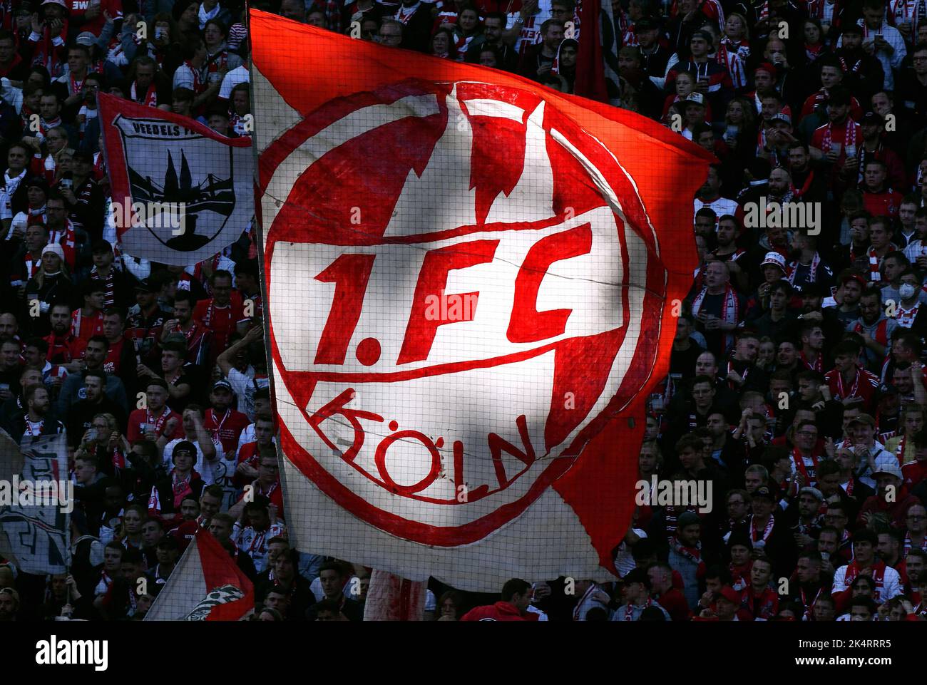 Bundesliga, Rhein Energie Stadion Köln: 1. FC Köln gegen Bor. Dortmund; Flagge des FC Köln Stockfoto