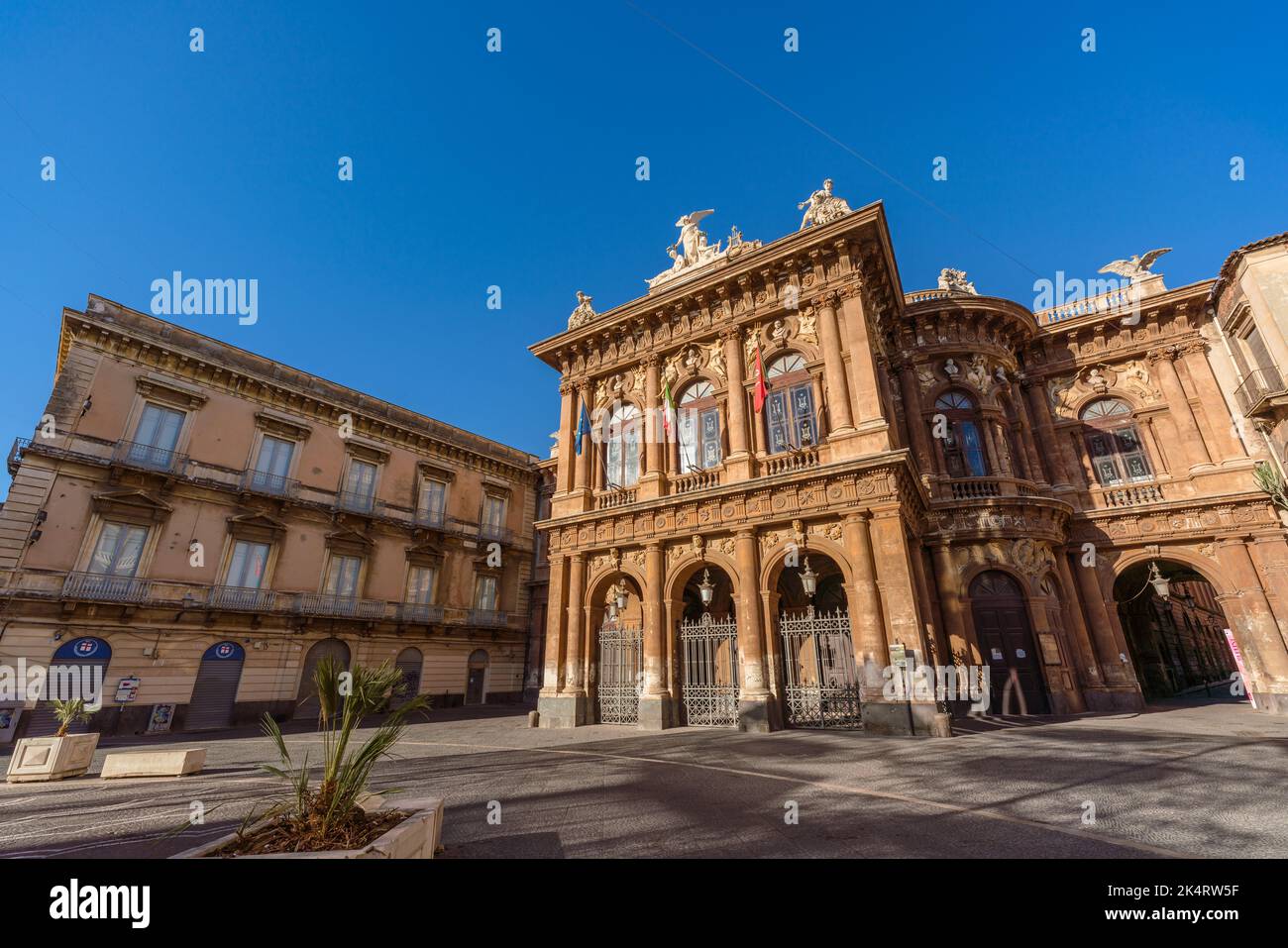 Catania, Italien. 09.14.2022. Außenansicht des Teatro Massimo Bellini, Stadt Opernhaus in Sizilien. Es wurde 1890 im Barockstil eingeweiht Stockfoto