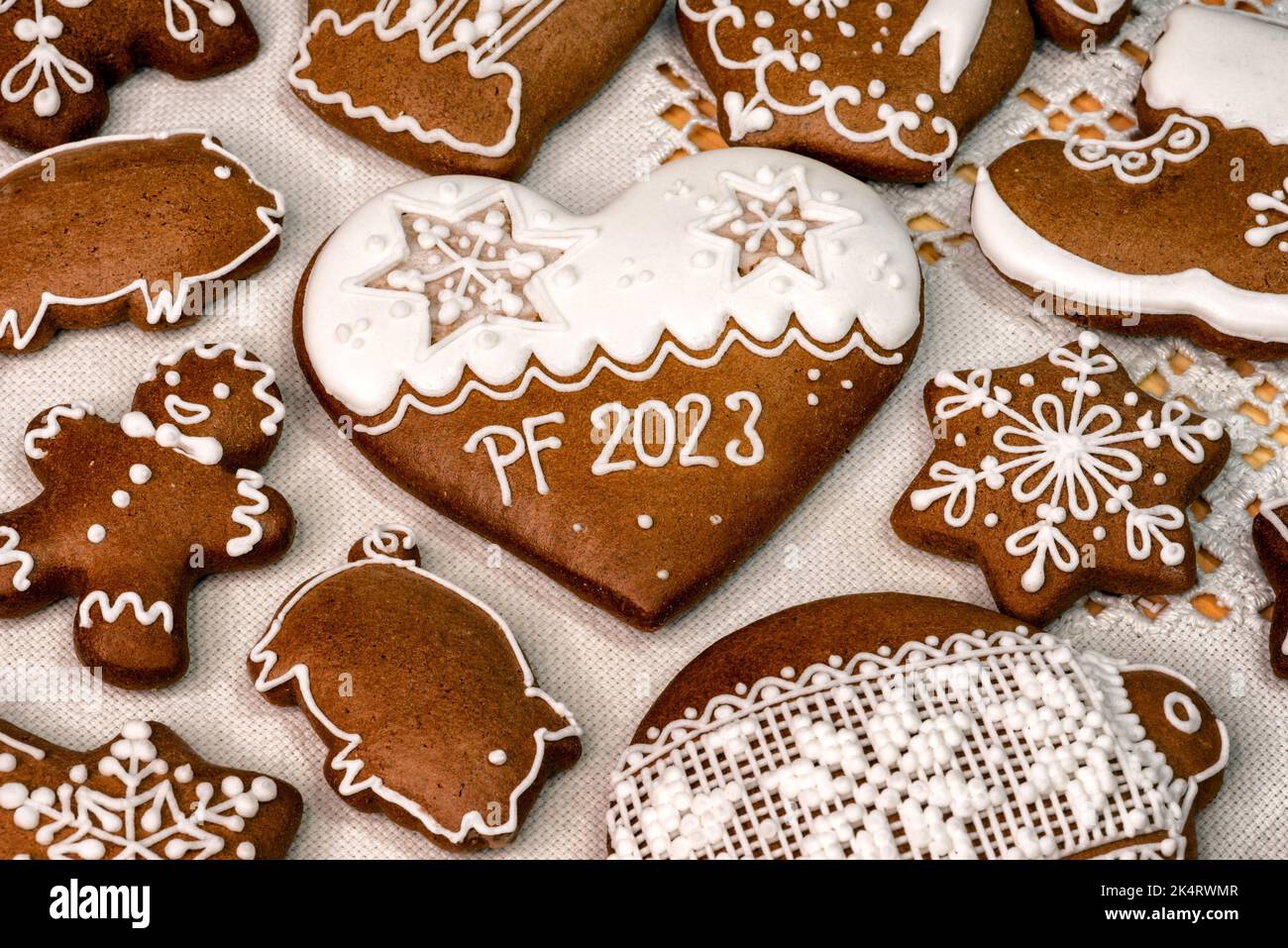 PF 2023 auf Weihnachten Lebkuchenkekse mit Herzform Stockfoto