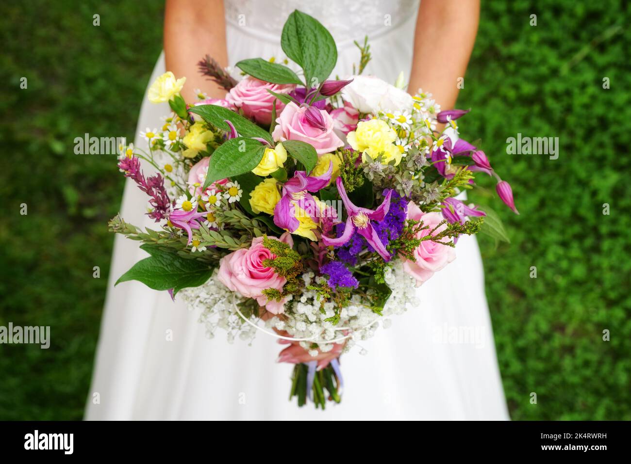 Blumenstrauß in Händen der Braut Hochzeit Stockfoto