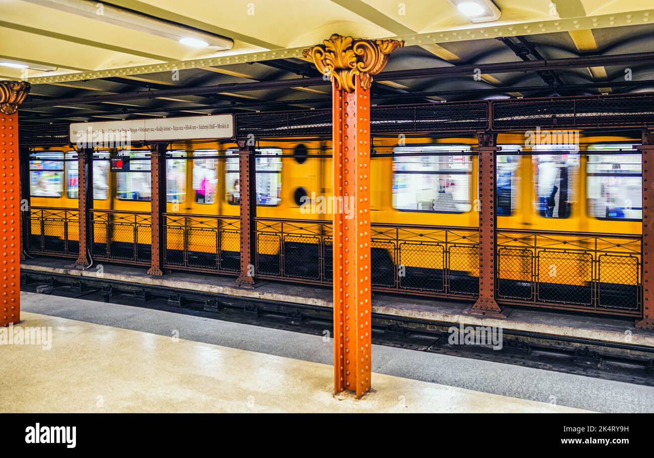 BUDAPEST, UNGARN - MAI 5: Gelber alter Zug in der U-Bahn Opernstation in Budapest am 5. Mai 2017 Stockfoto