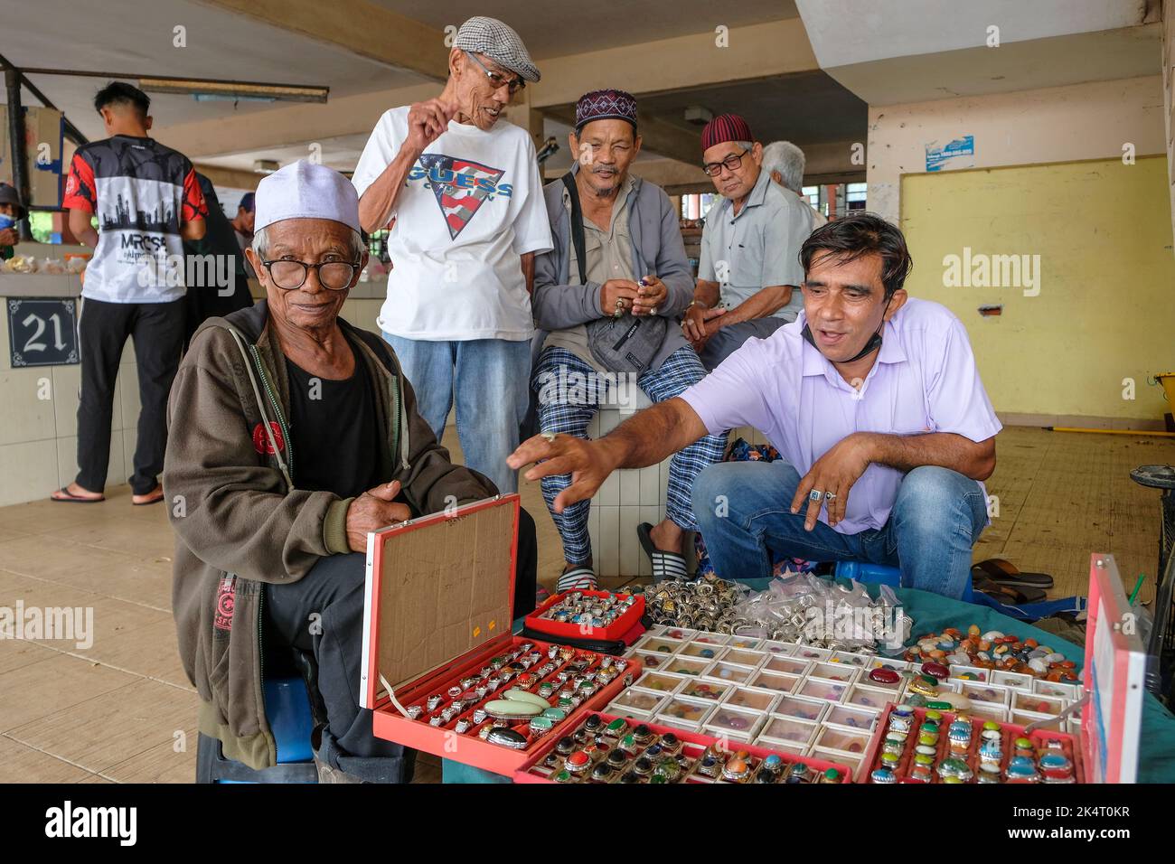 Marang, Malaysia - Oktober 2022: Ein Juwelier auf dem Marang Markt am 1. Oktober 2022 in Marang, Malaysia. Stockfoto