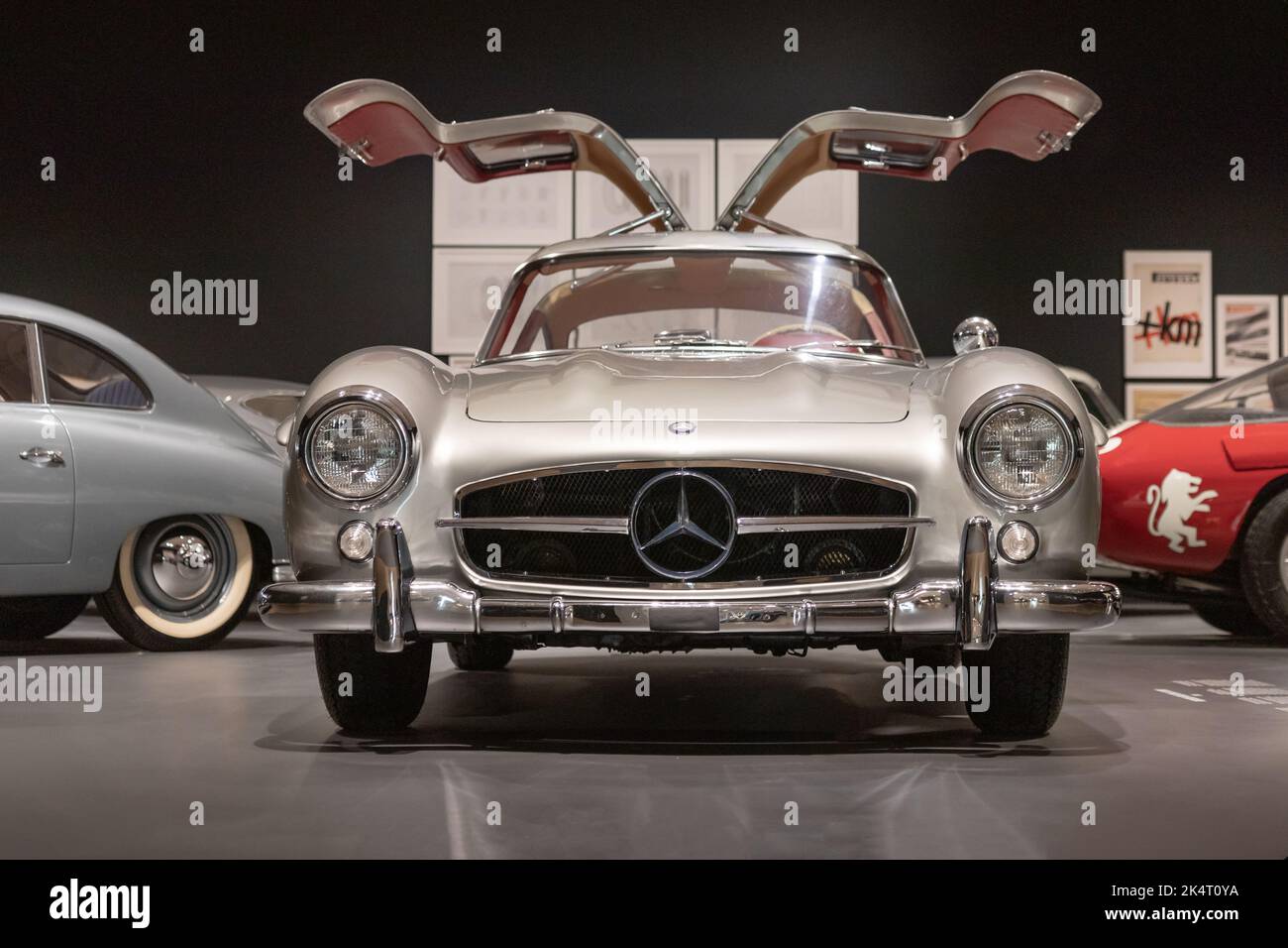 BILBAO, SPANIEN-10. SEPTEMBER 2022: 1955 Mercedes-Benz 300 SL Coupé (Vorderansicht) Stockfoto