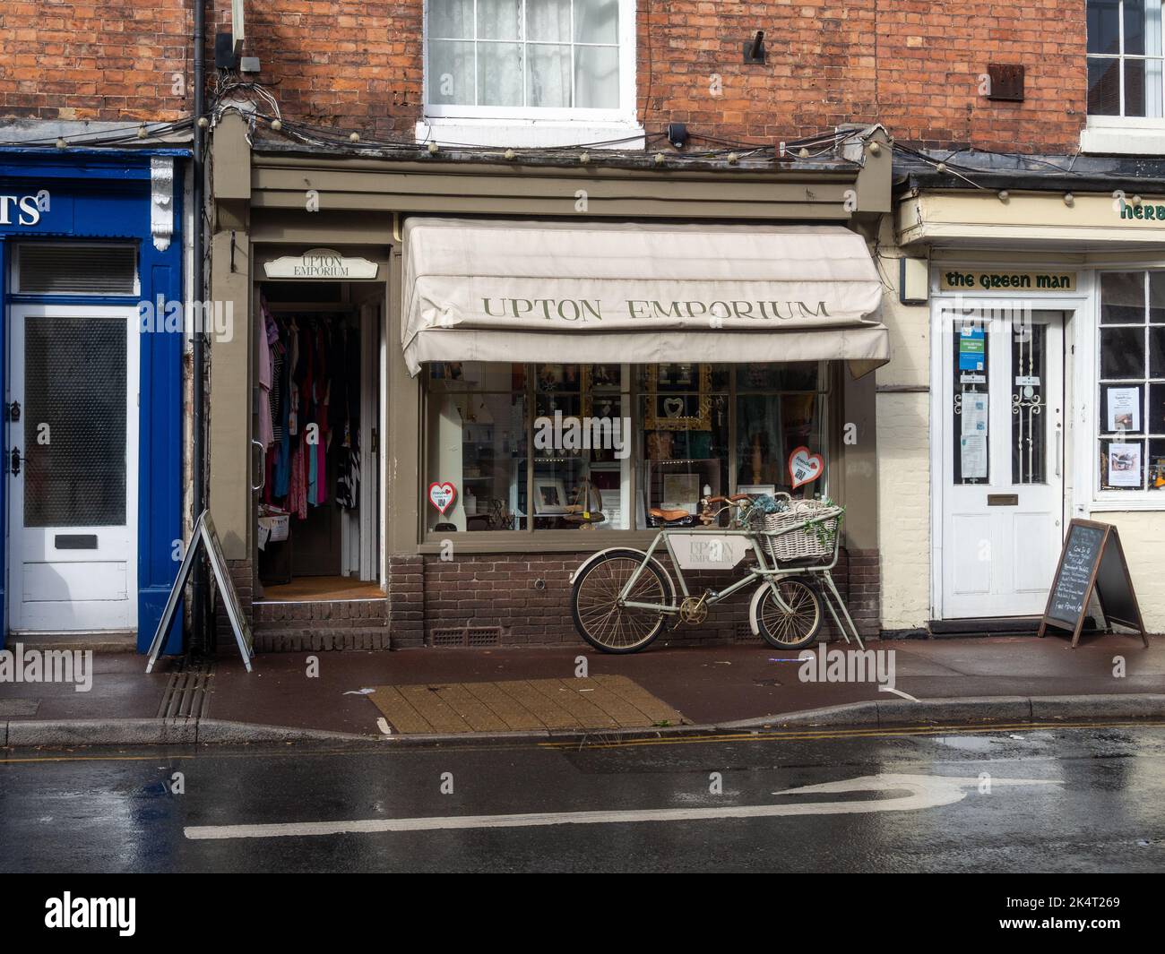 Upton Emporium, ein unabhängiges Geschenk- und Kunstgeschäft, mit einem Vintage-Fahrrad vor der Tür, Upton Upon Severn, Worcestershire, Großbritannien Stockfoto