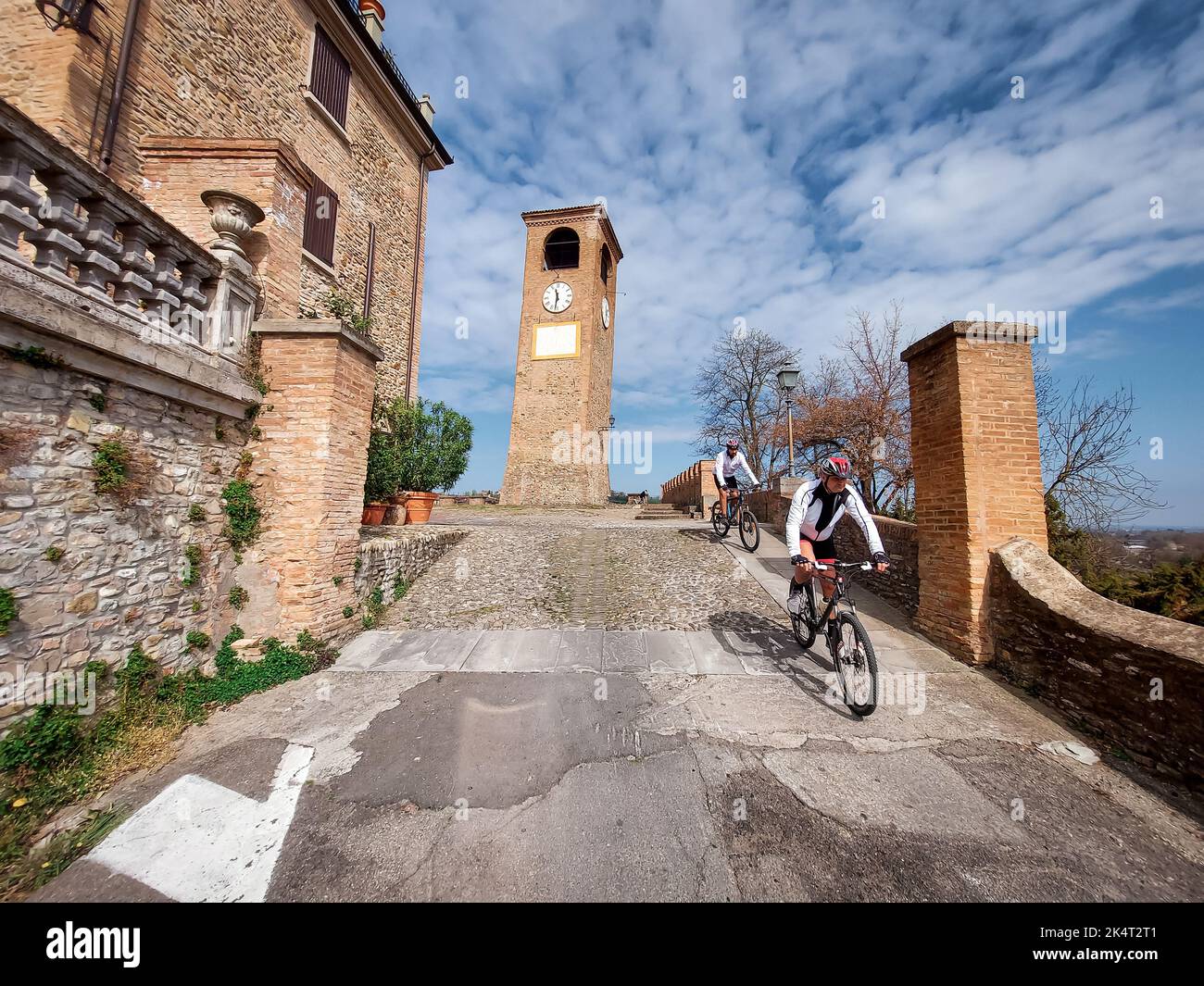 Radfahren im Dorf Castelvetro di Modena, Emilia Romagna, Italia Stockfoto