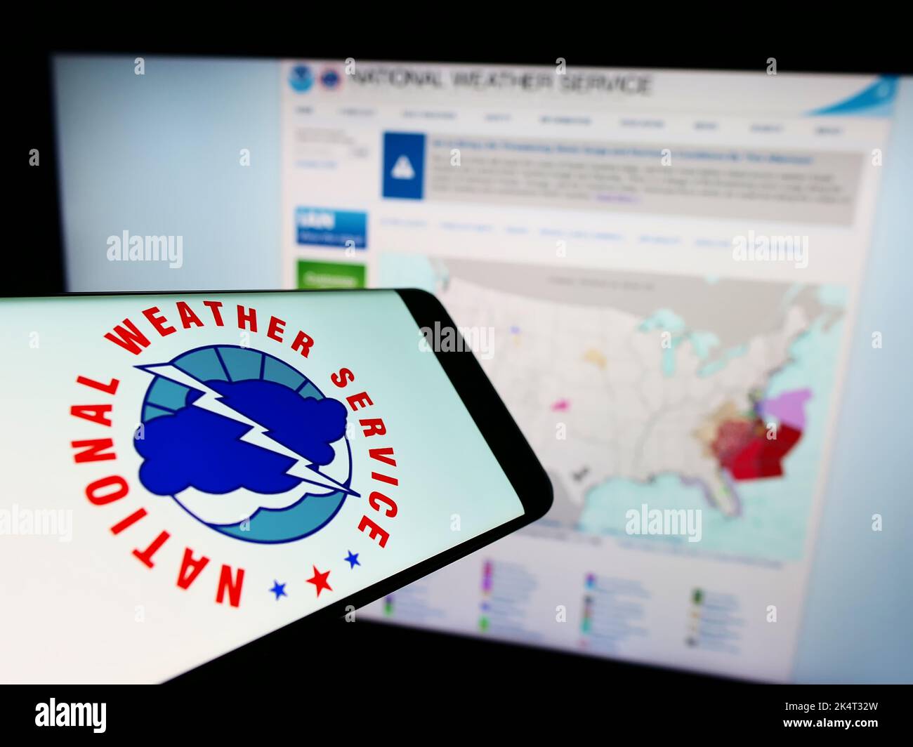 Smartphone mit Logo der amerikanischen Agentur National Weather Service (NWS) auf dem Bildschirm vor der Website. Konzentrieren Sie sich auf die Mitte rechts des Telefondisplays. Stockfoto