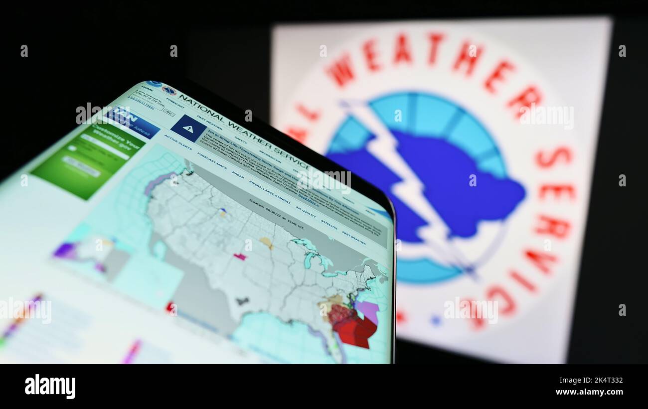 Mobiltelefon mit Website der US-Agentur National Weather Service (NWS) auf dem Bildschirm vor dem Unternehmenslogo. Konzentrieren Sie sich auf die obere linke Seite des Telefondisplays. Stockfoto