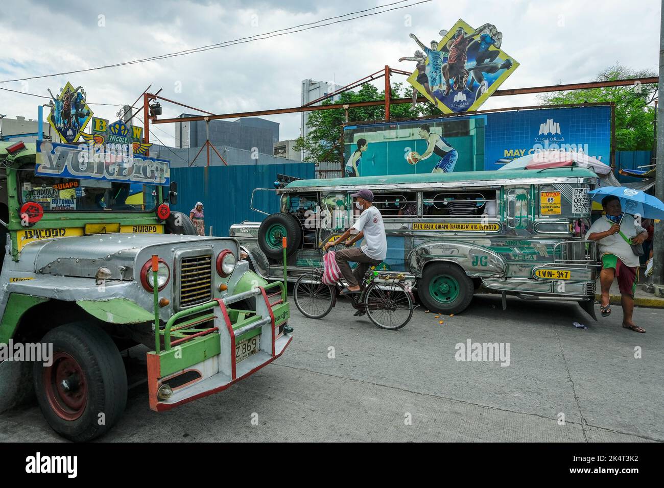 Manila, Philippinen - 2022. März: Jeepneys warten auf Kunden auf einer Straße in Manila am 28. März 2022 auf der Insel Luzon, Philippinen. Stockfoto